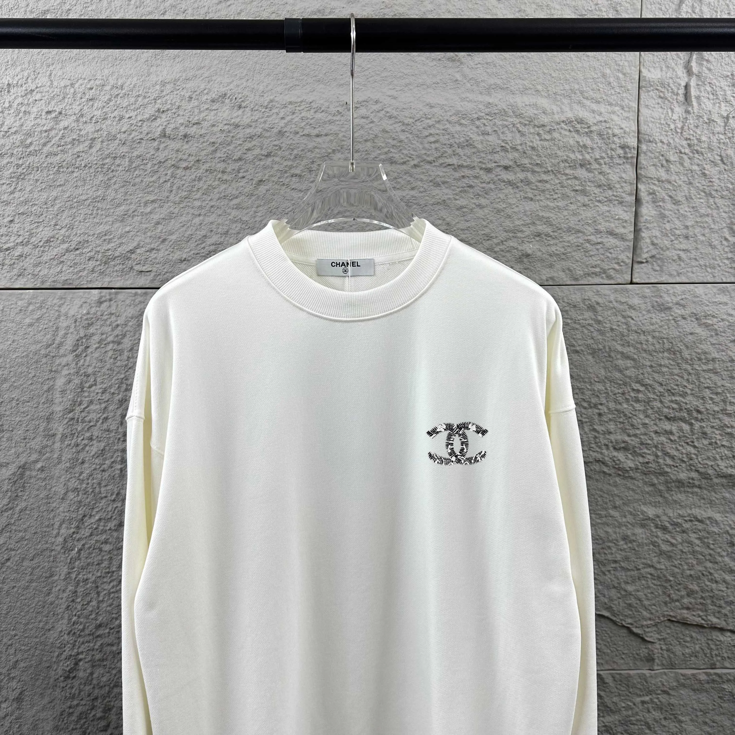 🅿️250 Chane*Chanel*er 2025 early autumn and winter new style, classic letter totem cross embroidery, custom terry fabric, long-sleeved round neck sweatshirt, same style for men and women. Size: S (90-130 pounds) M (120-150 pounds) L (140-165 pounds) XL (160-180 pounds) XXL (180-210 pounds) Color: black white
