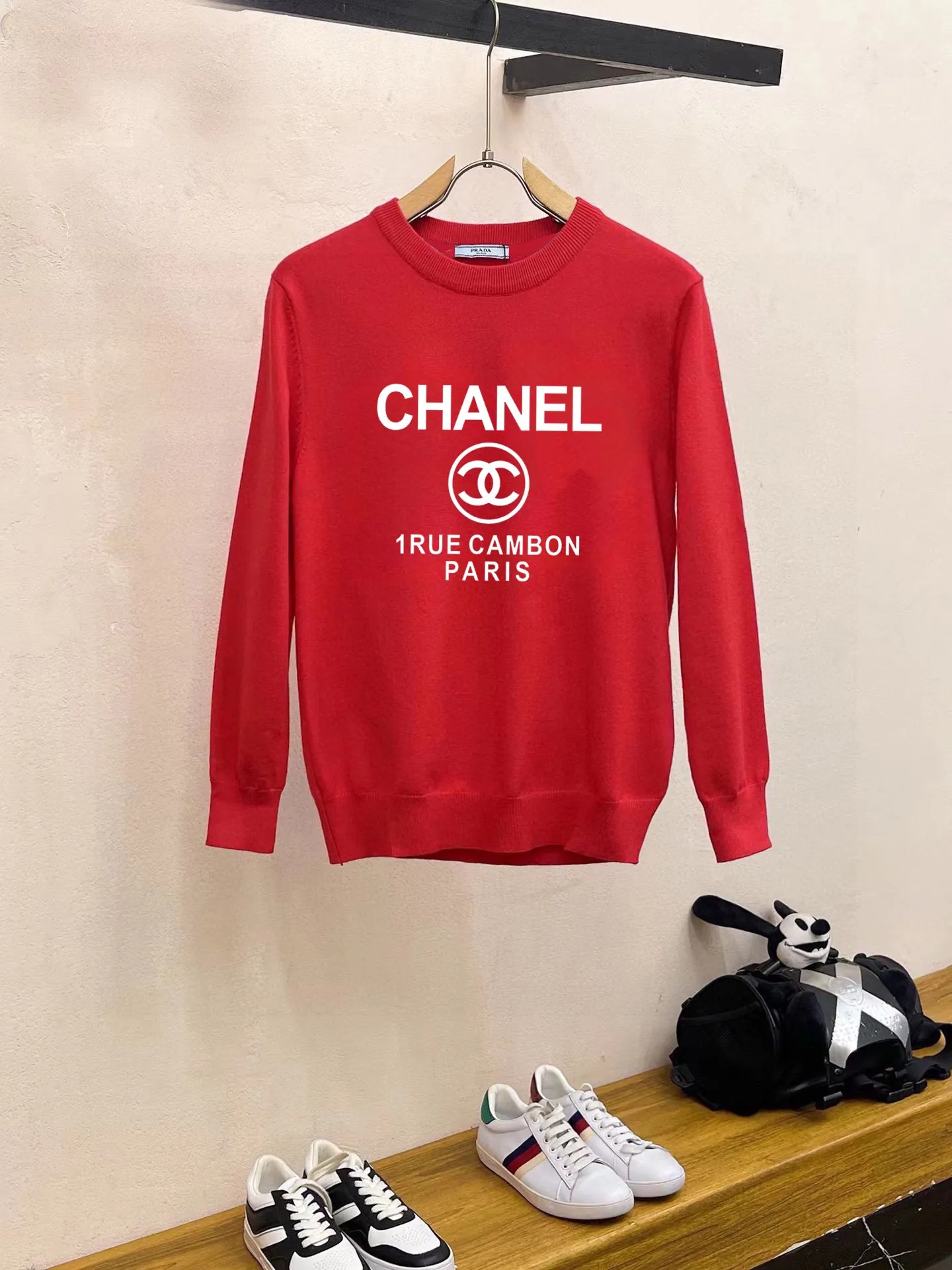 🅿️240 【CHANEL】Autumn and winter classic round neck pullover sweater, in full condition! ! ! Wool blended fabric, the latest model in 2025, golden ratio! ! Slim-fitting soft gold, versatile and practical item, the combination and practicality are extremely powerful, simple and elegant, and classy! To create your own style, it is highly recommended to buy it in two colors. The standard slim fit tailoring process is suitable for both young and old men. It is knitted from wool and will not cause any discomfort! While keeping warm, it is stylish, textured and wearable, and the classic logo with contrasting colors on the chest feels in place! ! Recommended for regular customers! ! Size M-3XL (maximum wear: 190 pounds)