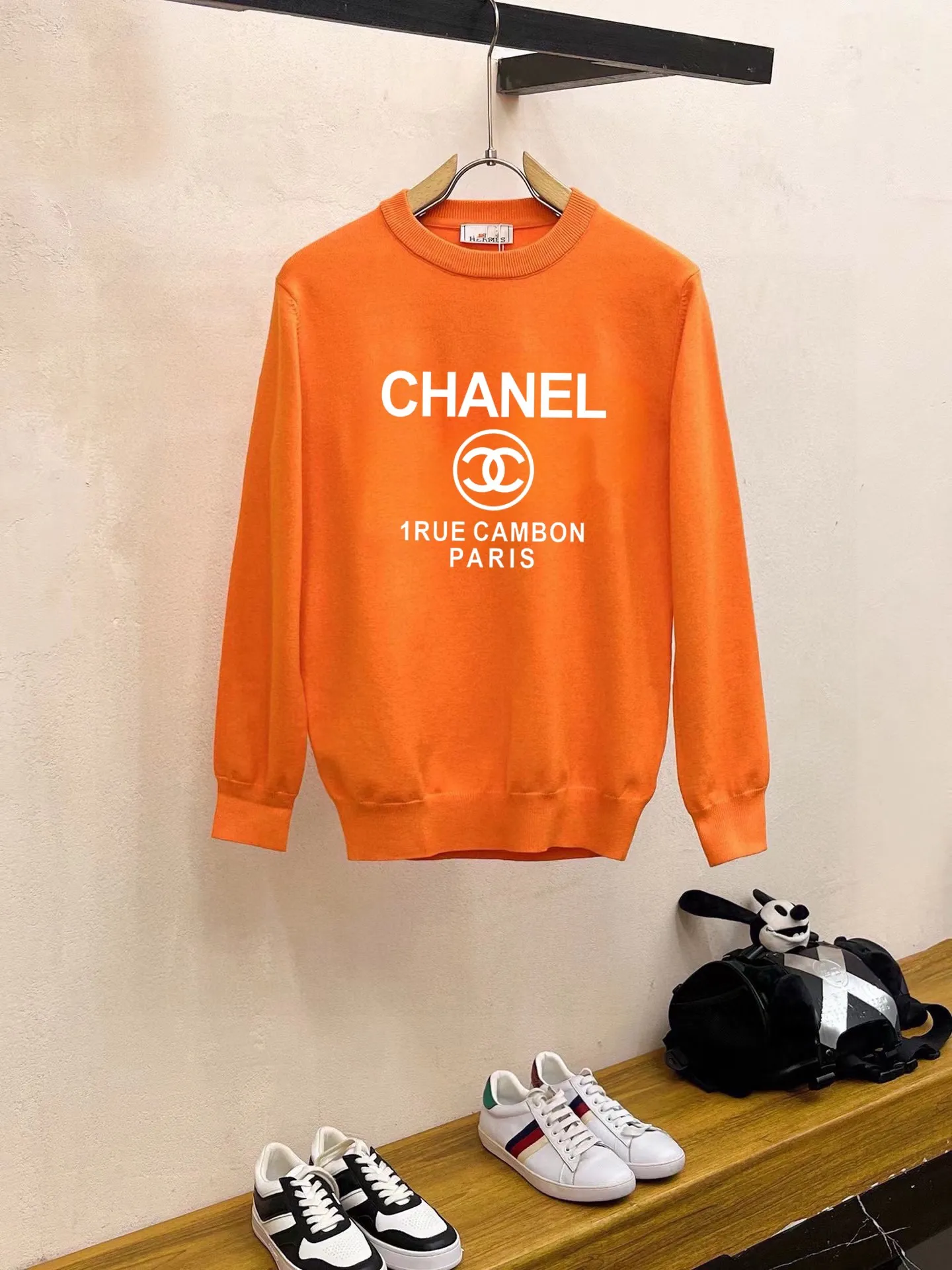 🅿️240 【CHANEL】Autumn and winter classic round neck pullover sweater, in full condition! ! ! Wool blended fabric, the latest model in 2025, golden ratio! ! Slim-fitting soft gold, versatile and practical item, the combination and practicality are extremely powerful, simple and elegant, and classy! To create your own style, it is highly recommended to buy it in two colors. The standard slim fit tailoring process is suitable for both young and old men. It is knitted from wool and will not cause any discomfort! While keeping warm, it is stylish, textured and wearable, and the classic logo with contrasting colors on the chest feels in place! ! Recommended for regular customers! ! Size M-3XL (maximum wear: 190 pounds)