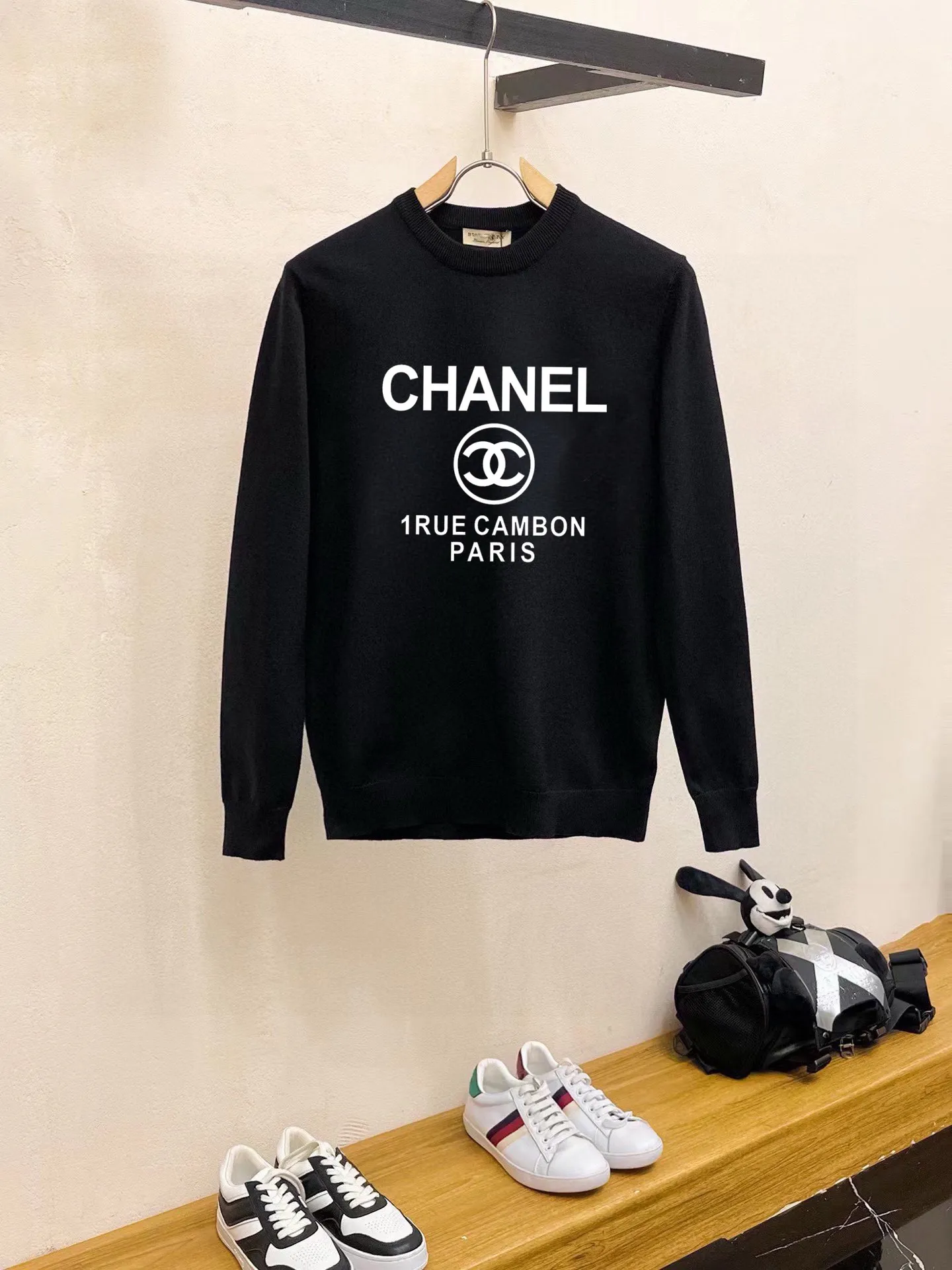 🅿️240 【CHANEL】Autumn and winter classic round neck pullover sweater, in full condition! ! ! Wool blended fabric, the latest model in 2025, golden ratio! ! Slim-fitting soft gold, versatile and practical item, the combination and practicality are extremely powerful, simple and elegant, and classy! To create your own style, it is highly recommended to buy it in two colors. The standard slim fit tailoring process is suitable for both young and old men. It is knitted from wool and will not cause any discomfort! While keeping warm, it is stylish, textured and wearable, and the classic logo with contrasting colors on the chest feels in place! ! Recommended for regular customers! ! Size M-3XL (maximum wear: 190 pounds)