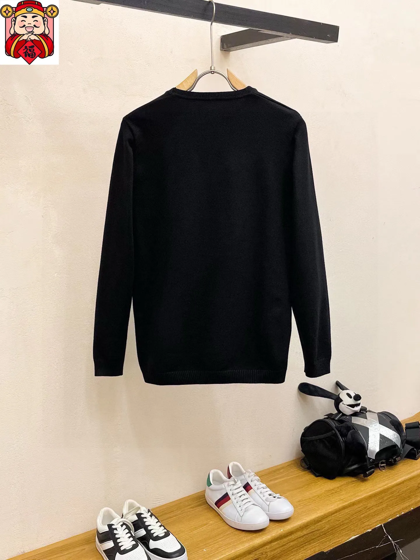 🅿️240 【CHANEL】Autumn and winter classic round neck pullover sweater, in full condition! ! ! Wool blended fabric, the latest model in 2025, golden ratio! ! Slim-fitting soft gold, versatile and practical item, the combination and practicality are extremely powerful, simple and elegant, and classy! To create your own style, it is highly recommended to buy it in two colors. The standard slim fit tailoring process is suitable for both young and old men. It is knitted from wool and will not cause any discomfort! While keeping warm, it is stylish, textured and wearable, and the classic logo with contrasting colors on the chest feels in place! ! Recommended for regular customers! ! Size M-3XL (maximum wear: 190 pounds)