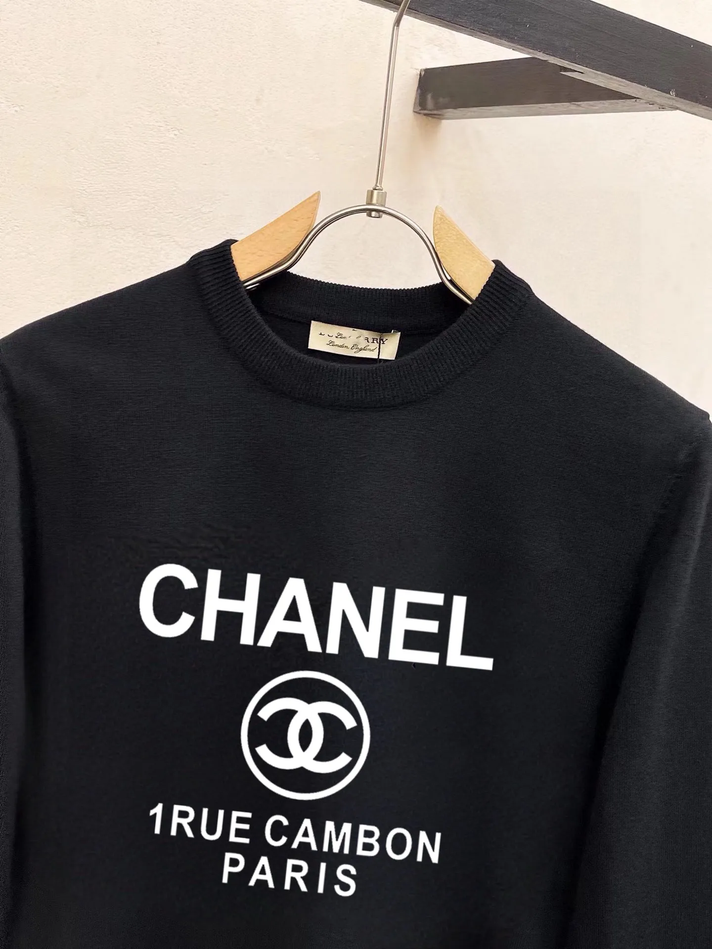 🅿️240 【CHANEL】Autumn and winter classic round neck pullover sweater, in full condition! ! ! Wool blended fabric, the latest model in 2025, golden ratio! ! Slim-fitting soft gold, versatile and practical item, the combination and practicality are extremely powerful, simple and elegant, and classy! To create your own style, it is highly recommended to buy it in two colors. The standard slim fit tailoring process is suitable for both young and old men. It is knitted from wool and will not cause any discomfort! While keeping warm, it is stylish, textured and wearable, and the classic logo with contrasting colors on the chest feels in place! ! Recommended for regular customers! ! Size M-3XL (maximum wear: 190 pounds)