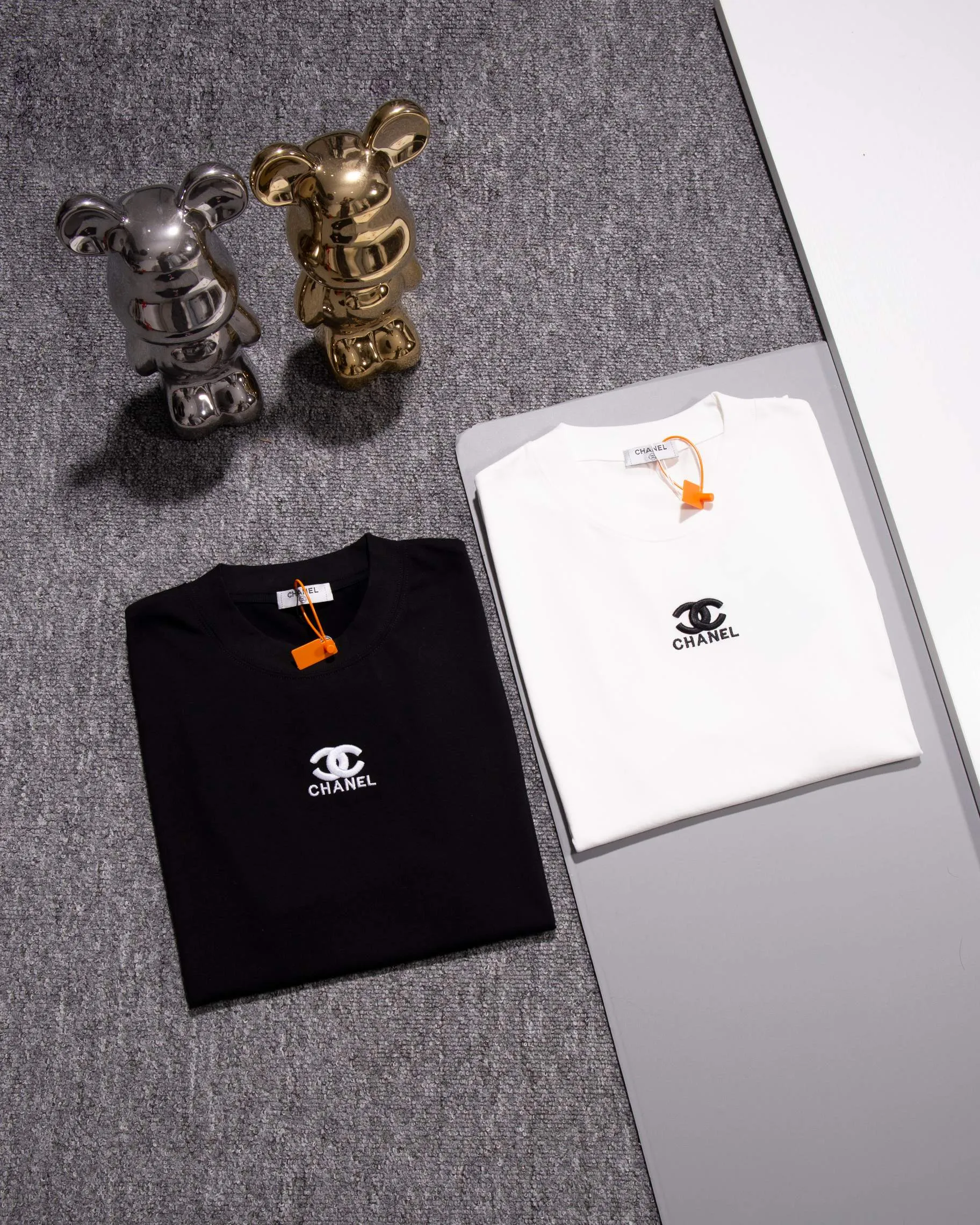 🅿️200 CHANEL Chanel round neck short-sleeved T-shirt embroidered 🪡 small label LOGO official synchronization 1:1 original mold opening fashion personality versatile trend pure original quality original washed fabrics hang tag collar label washed wheat three labels complete Color: Black. White. Size: S M L XL
