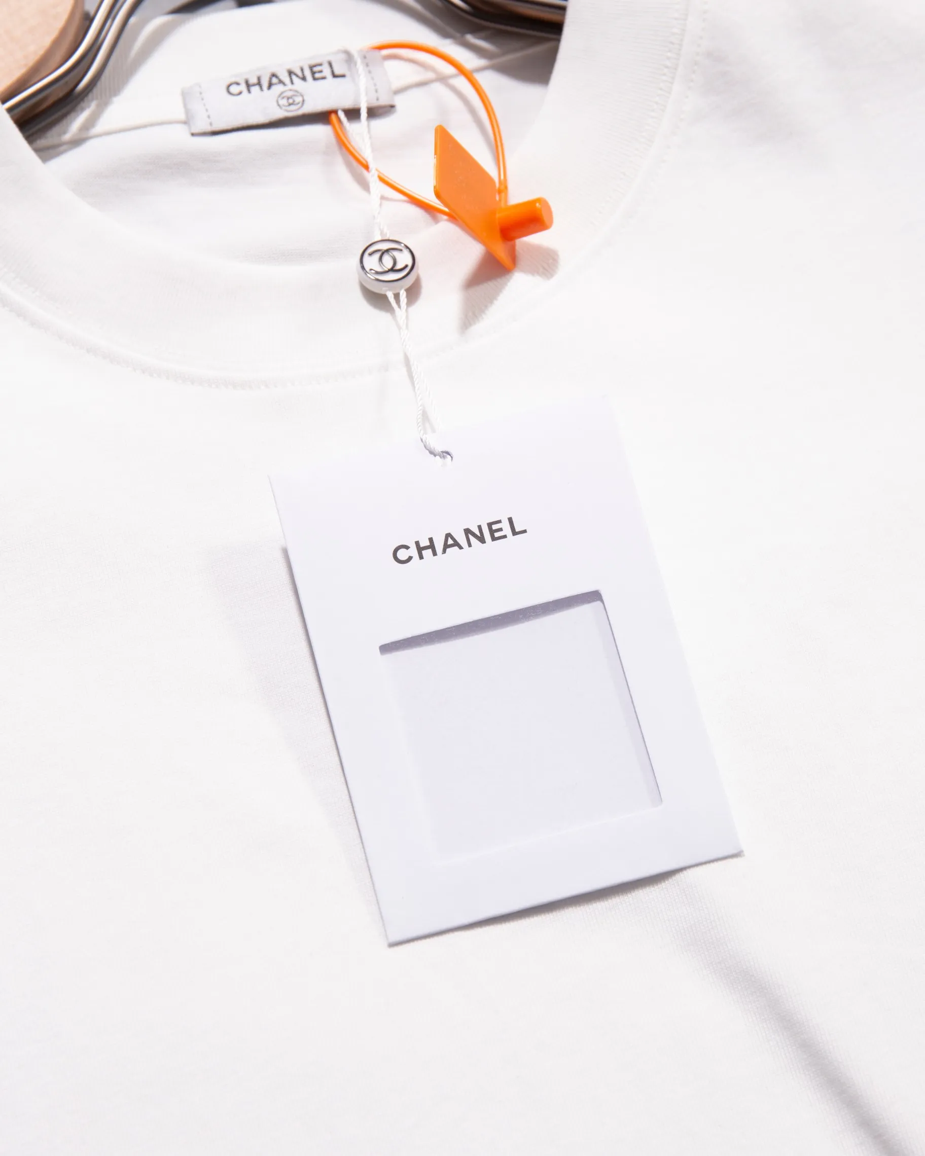 🅿️200 CHANEL Chanel round neck short-sleeved T-shirt embroidered 🪡 small label LOGO official synchronization 1:1 original mold opening fashion personality versatile trend pure original quality original washed fabrics hang tag collar label washed wheat three labels complete Color: Black. White. Size: S M L XL