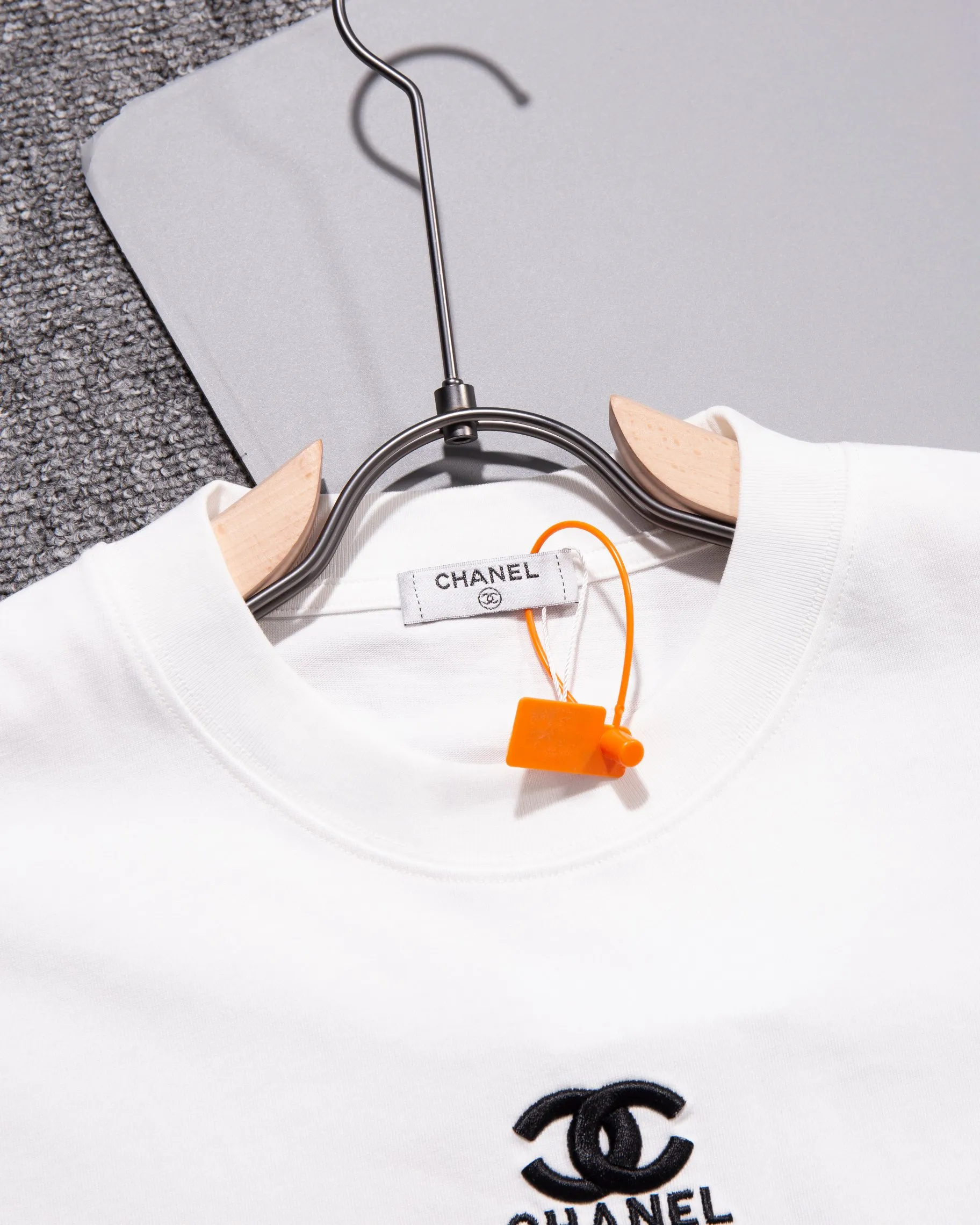 🅿️200 CHANEL Chanel round neck short-sleeved T-shirt embroidered 🪡 small label LOGO official synchronization 1:1 original mold opening fashion personality versatile trend pure original quality original washed fabrics hang tag collar label washed wheat three labels complete Color: Black. White. Size: S M L XL
