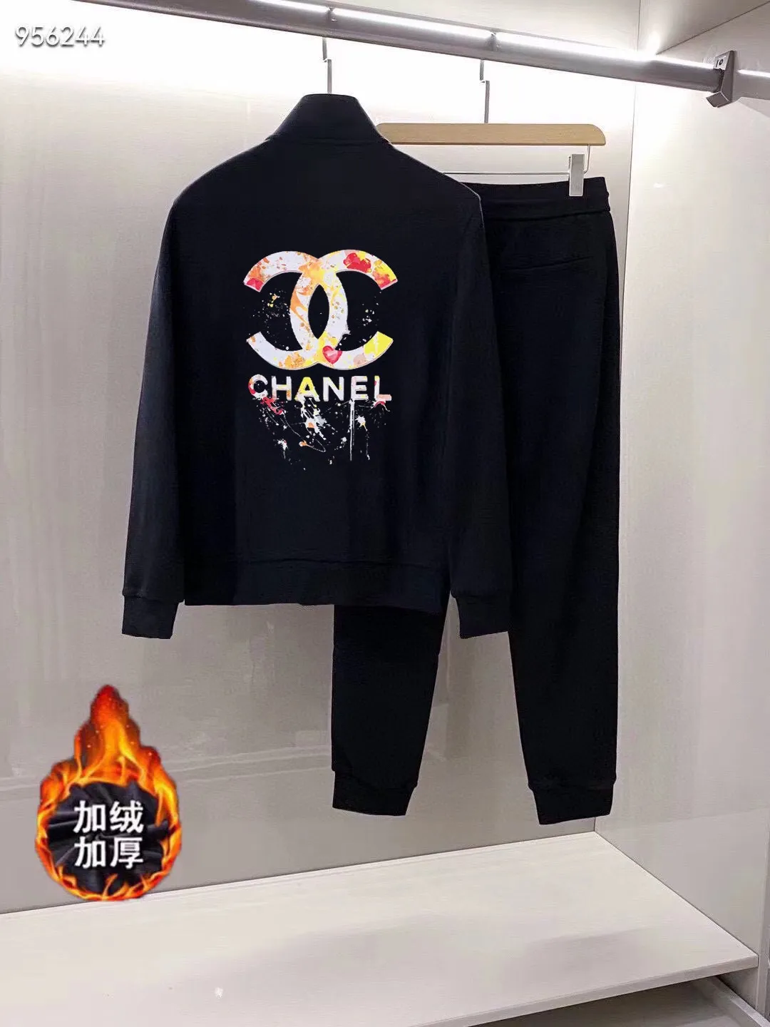 🅿️460 brand [CHANEL Chanel] (velvet and thickened) 2025 autumn and winter new products, stars’ favorite fashion-flavored casual suits, clean and neat tailoring, full of urban style. Made of high-quality custom-made fabrics, the inner warmth is excellent, the hand feels soft and dry, and the upper body effect is crisp and stylish. The three-dimensional cutting process and the pattern are all of high standards, and the silhouette version has the right benefits! It is not tight at all, and you feel good when you put it on. So many top-quality raw materials create high-end products with unparalleled value. It is the first choice for high-end fashion people. (Size: M-4XL can wear up to 200 pounds)