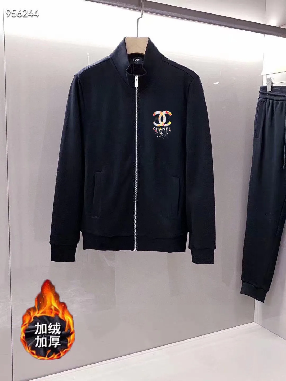 🅿️460 brand [CHANEL Chanel] (velvet and thickened) 2025 autumn and winter new products, stars’ favorite fashion-flavored casual suits, clean and neat tailoring, full of urban style. Made of high-quality custom-made fabrics, the inner warmth is excellent, the hand feels soft and dry, and the upper body effect is crisp and stylish. The three-dimensional cutting process and the pattern are all of high standards, and the silhouette version has the right benefits! It is not tight at all, and you feel good when you put it on. So many top-quality raw materials create high-end products with unparalleled value. It is the first choice for high-end fashion people. (Size: M-4XL can wear up to 200 pounds)