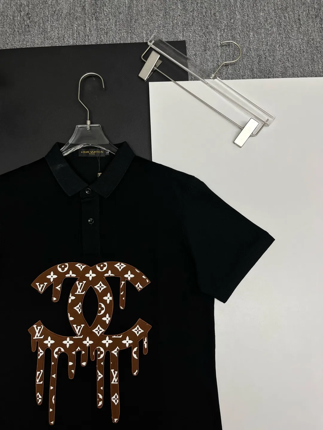 🅿️220 CHANEL&LV Chanel Louis Vuitton joint letter embroidery new Polo shirt Original fabric Original customized accessories Official same style Made of 210 grams of mercerized pique fabric, customized in the same vat dyed fabric It feels very comfortable and smooth The version is quite wide and stylish Produced by a first-line brand OEM factory Imported Behringer embroidery machine The embroidery is full and textured The collar ribs are woven with imported yarn and will not deform after long-term wear The latest spring and summer style, fashionable and personalized, super versatile and good-looking, very suitable for both men and women, a must-have style for everyone. Color: black, white, pink, size: M-XXXL