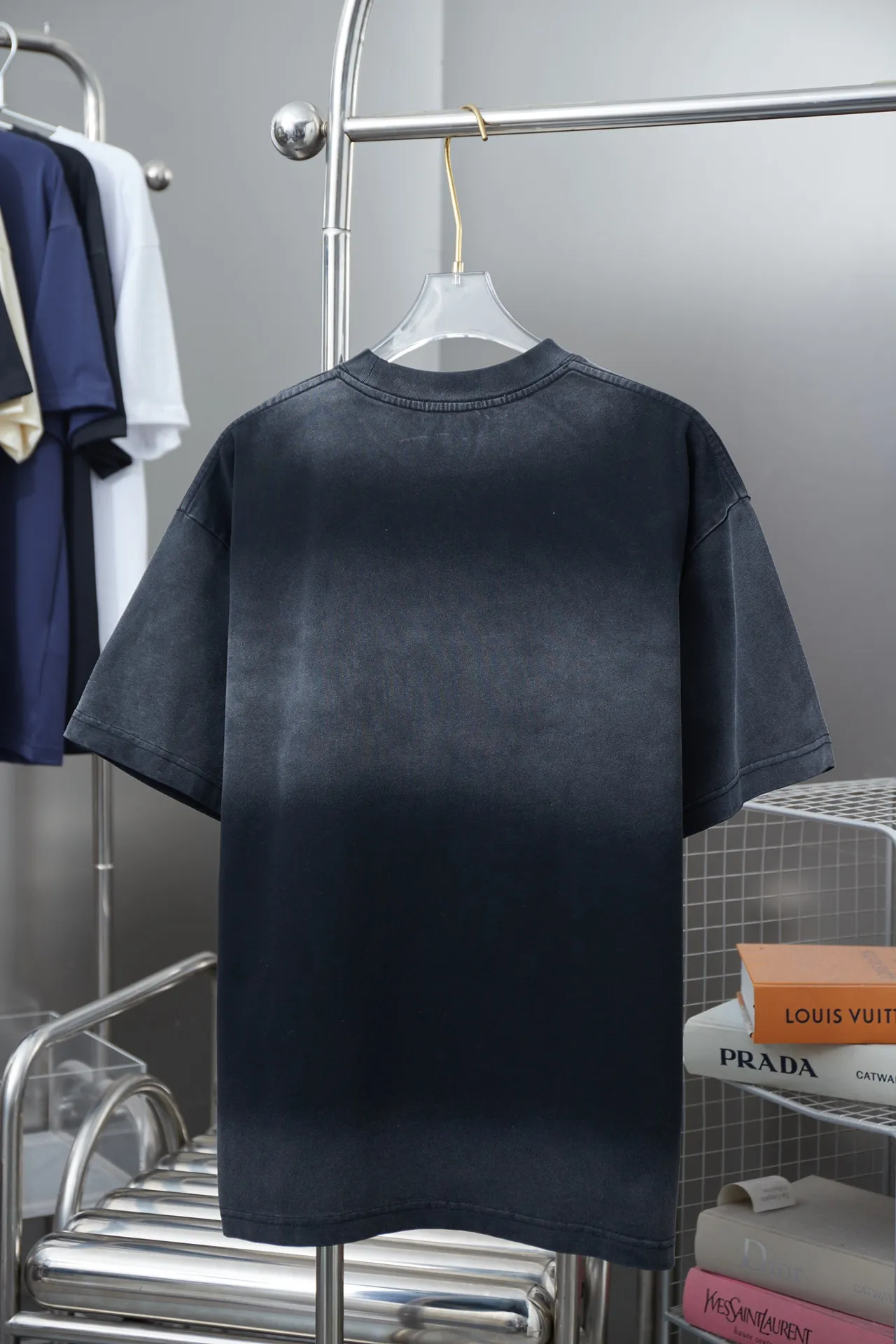 🅿️230 CHAN Xiaoxiangfeng 25SS early spring new style, flocked double C hot-drilled short sleeves, light luxury, essential item for daily commuting for men and women, correct version, welcome to compare, detailed features · 280g 100% pure cotton double yarn jersey fabric · Custom dyed in the same vat, special thickened 32 pieces double-strand 1X1 thread · Three-dimensional beautiful velvet double C letter logo➕Silver edge cutting➕Australian imported diamonds · Ready-made garments are dyed, then faded and fried with snowflakes, then washed to make them look old · Common washing improves the effect · Double-needle stitching and seam-crossing process · Original main mark, washed tag, branded moisture-proof paper packaging Color: black/white Size: S/M/L/XL