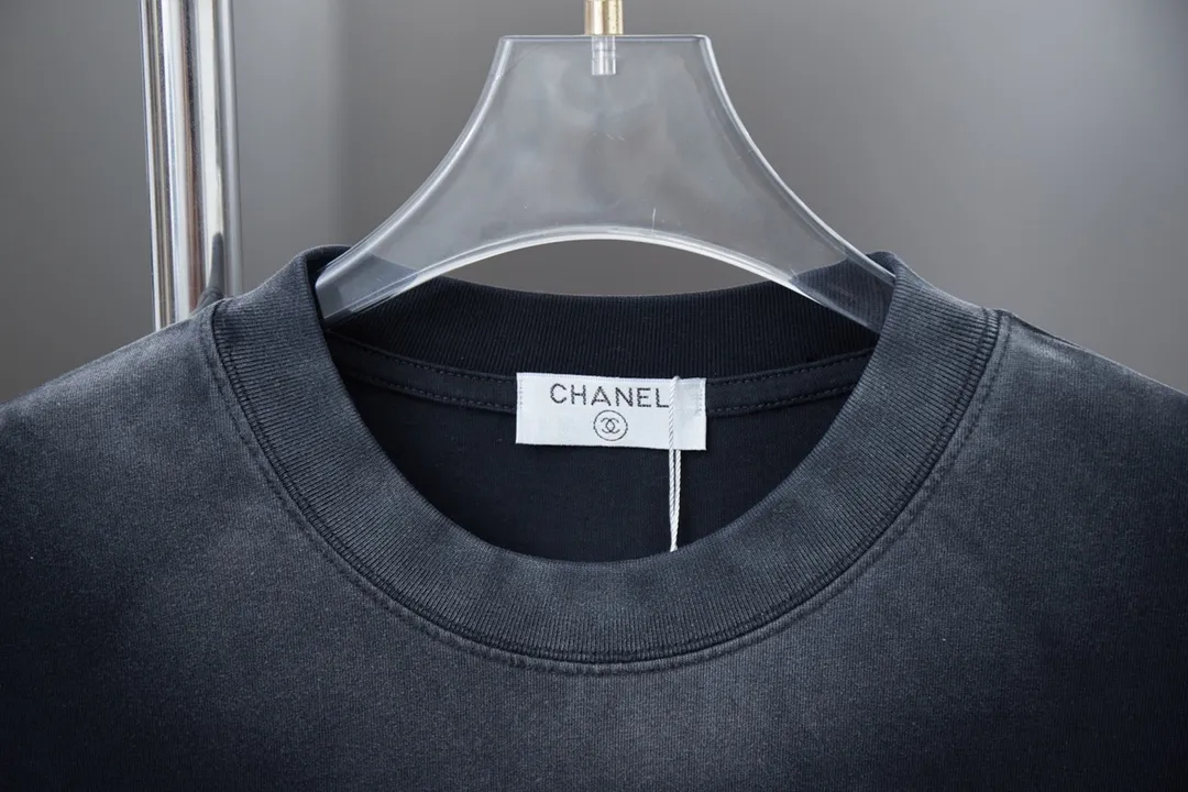🅿️230 CHAN Xiaoxiangfeng 25SS early spring new style, flocked double C hot-drilled short sleeves, light luxury, essential item for daily commuting for men and women, correct version, welcome to compare, detailed features · 280g 100% pure cotton double yarn jersey fabric · Custom dyed in the same vat, special thickened 32 pieces double-strand 1X1 thread · Three-dimensional beautiful velvet double C letter logo➕Silver edge cutting➕Australian imported diamonds · Ready-made garments are dyed, then faded and fried with snowflakes, then washed to make them look old · Common washing improves the effect · Double-needle stitching and seam-crossing process · Original main mark, washed tag, branded moisture-proof paper packaging Color: black/white Size: S/M/L/XL