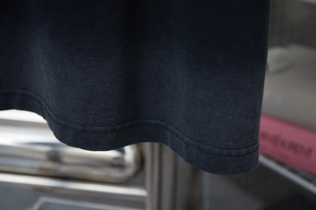 🅿️230 CHAN Xiaoxiangfeng 25SS early spring new style, flocked double C hot-drilled short sleeves, light luxury, essential item for daily commuting for men and women, correct version, welcome to compare, detailed features · 280g 100% pure cotton double yarn jersey fabric · Custom dyed in the same vat, special thickened 32 pieces double-strand 1X1 thread · Three-dimensional beautiful velvet double C letter logo➕Silver edge cutting➕Australian imported diamonds · Ready-made garments are dyed, then faded and fried with snowflakes, then washed to make them look old · Common washing improves the effect · Double-needle stitching and seam-crossing process · Original main mark, washed tag, branded moisture-proof paper packaging Color: black/white Size: S/M/L/XL