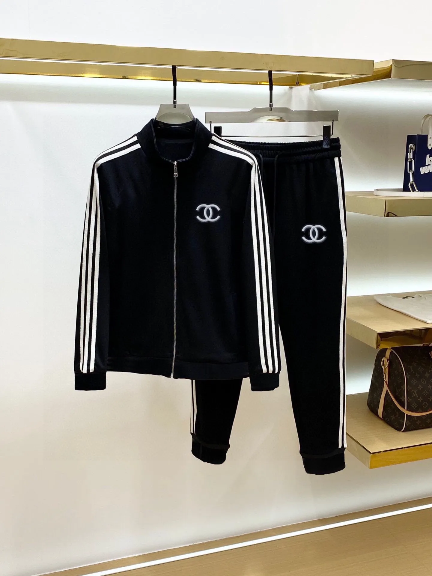 🅿️580 [CHANEL Chanel] Hot-selling suit is coming. Focus on the original version of the official website. 2025 new hot-selling cardigan and sweatshirt suit. The original order is the best. 🇭🇰The meticulous work of top designers. Just for a fitting and perfect upper body effect. All-natural high-quality Tencel Roman cotton 100%, close-fitting comfort, noble and elegant! Original hardware embodies elegance and nobility! Counter size: M-3XL (maximum wear up to 190 pounds)