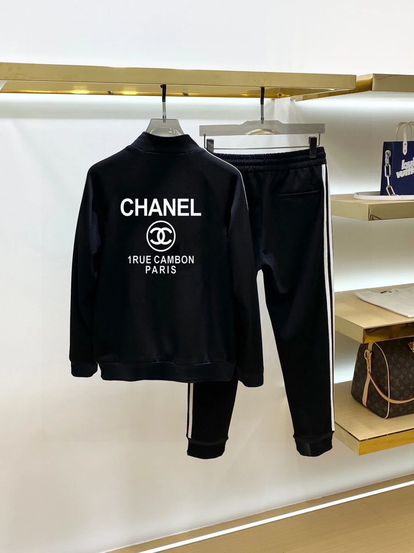 🅿️580 [CHANEL Chanel] Hot-selling suit is coming. Focus on the original version of the official website. 2025 new hot-selling cardigan and sweatshirt suit. The original order is the best. 🇭🇰The meticulous work of top designers. Just for a fitting and perfect upper body effect. All-natural high-quality Tencel Roman cotton 100%, close-fitting comfort, noble and elegant! Original hardware embodies elegance and nobility! Counter size: M-3XL (maximum wear up to 190 pounds)