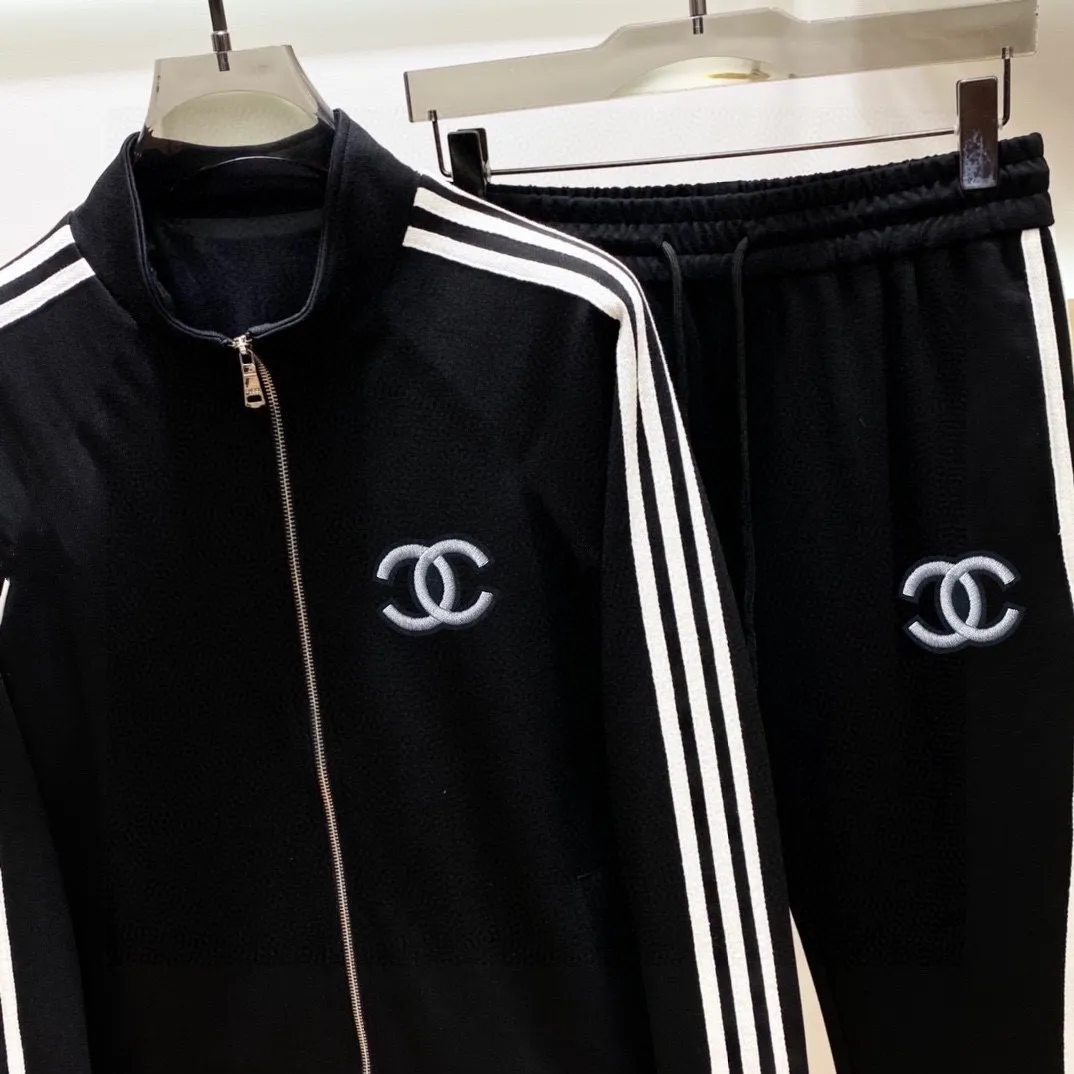 🅿️580 [CHANEL Chanel] Hot-selling suit is coming. Focus on the original version of the official website. 2025 new hot-selling cardigan and sweatshirt suit. The original order is the best. 🇭🇰The meticulous work of top designers. Just for a fitting and perfect upper body effect. All-natural high-quality Tencel Roman cotton 100%, close-fitting comfort, noble and elegant! Original hardware embodies elegance and nobility! Counter size: M-3XL (maximum wear up to 190 pounds)