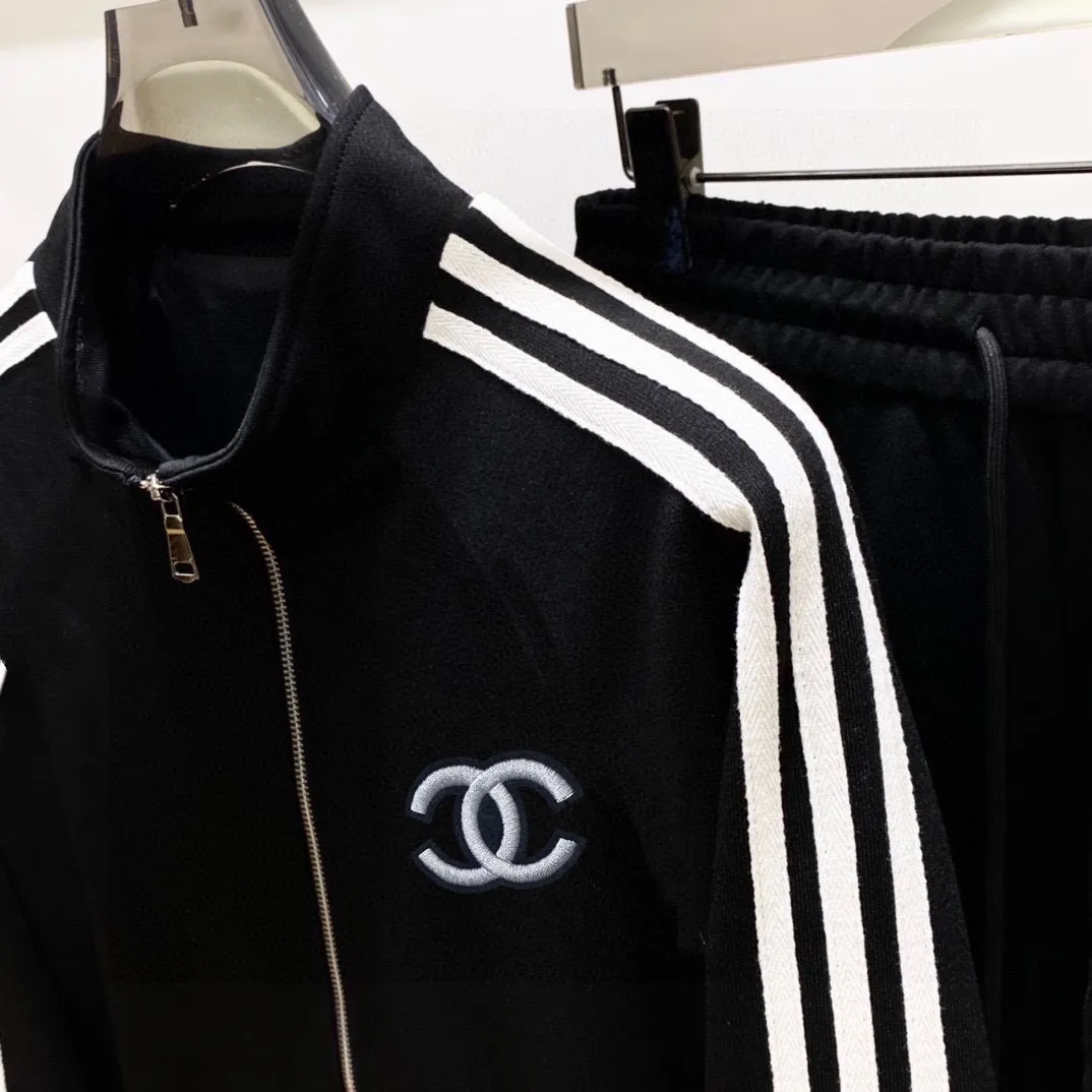 🅿️580 [CHANEL Chanel] Hot-selling suit is coming. Focus on the original version of the official website. 2025 new hot-selling cardigan and sweatshirt suit. The original order is the best. 🇭🇰The meticulous work of top designers. Just for a fitting and perfect upper body effect. All-natural high-quality Tencel Roman cotton 100%, close-fitting comfort, noble and elegant! Original hardware embodies elegance and nobility! Counter size: M-3XL (maximum wear up to 190 pounds)