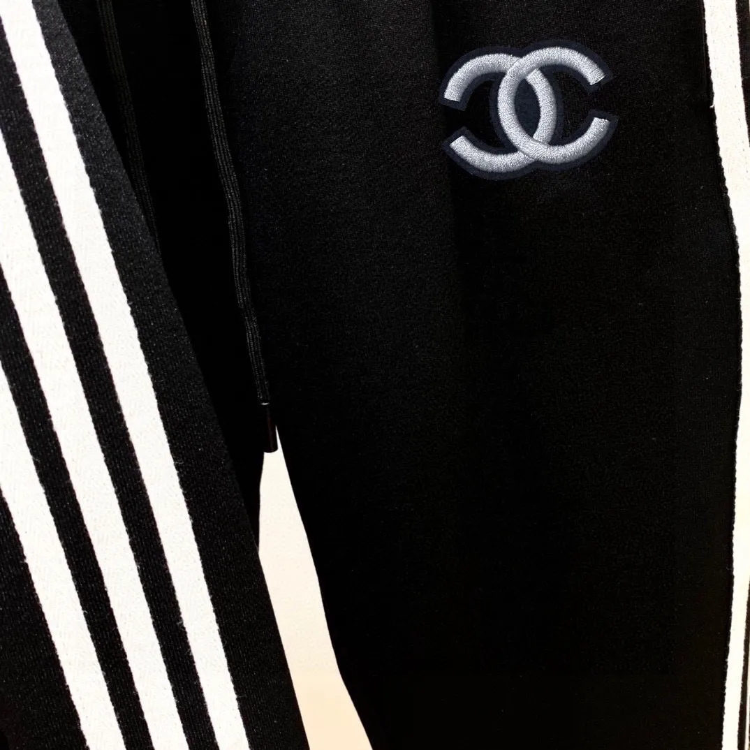 🅿️580 [CHANEL Chanel] Hot-selling suit is coming. Focus on the original version of the official website. 2025 new hot-selling cardigan and sweatshirt suit. The original order is the best. 🇭🇰The meticulous work of top designers. Just for a fitting and perfect upper body effect. All-natural high-quality Tencel Roman cotton 100%, close-fitting comfort, noble and elegant! Original hardware embodies elegance and nobility! Counter size: M-3XL (maximum wear up to 190 pounds)