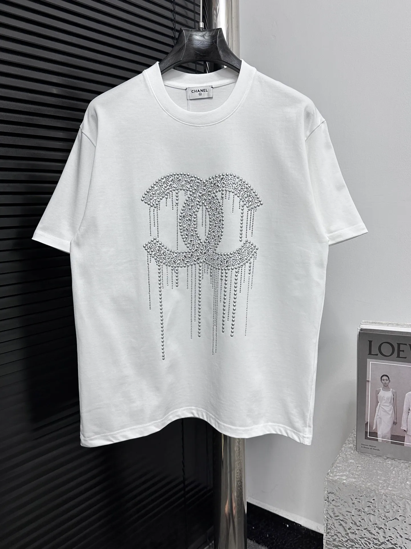 🅿️180 【ChaneL】Xiaoxiangfeng 25ss new round neck T-shirt. Pure cotton fabric, washed, soft and skin-friendly. The workmanship is meticulous, the thickness is moderate, the shape is simple and refined, independent and elegant. The same style for men and women, loose fit, fashionable and versatile for all ages. Color: Black White Size: S-XL