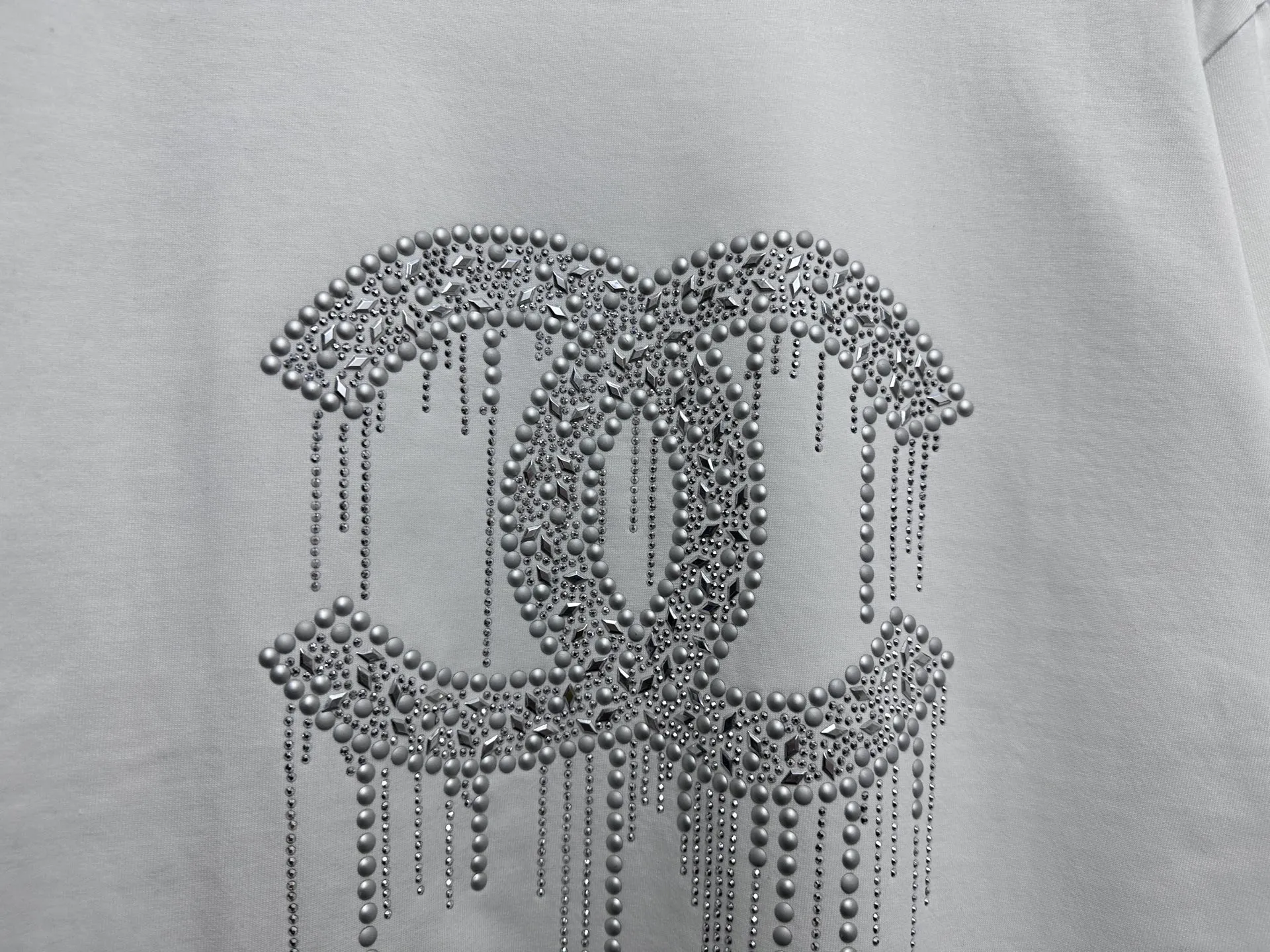 🅿️180 【ChaneL】Xiaoxiangfeng 25ss new round neck T-shirt. Pure cotton fabric, washed, soft and skin-friendly. The workmanship is meticulous, the thickness is moderate, the shape is simple and refined, independent and elegant. The same style for men and women, loose fit, fashionable and versatile for all ages. Color: Black White Size: S-XL