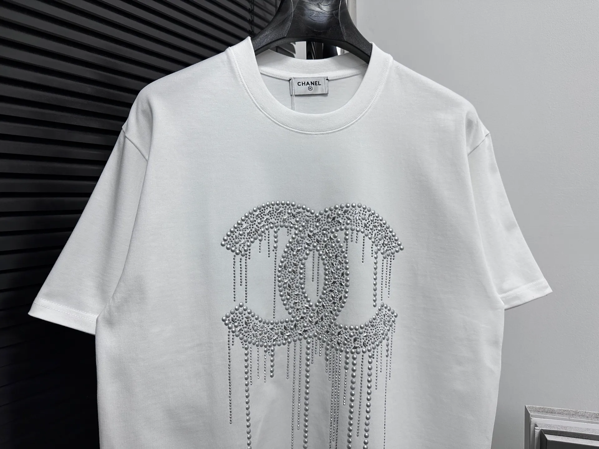 🅿️180 【ChaneL】Xiaoxiangfeng 25ss new round neck T-shirt. Pure cotton fabric, washed, soft and skin-friendly. The workmanship is meticulous, the thickness is moderate, the shape is simple and refined, independent and elegant. The same style for men and women, loose fit, fashionable and versatile for all ages. Color: Black White Size: S-XL
