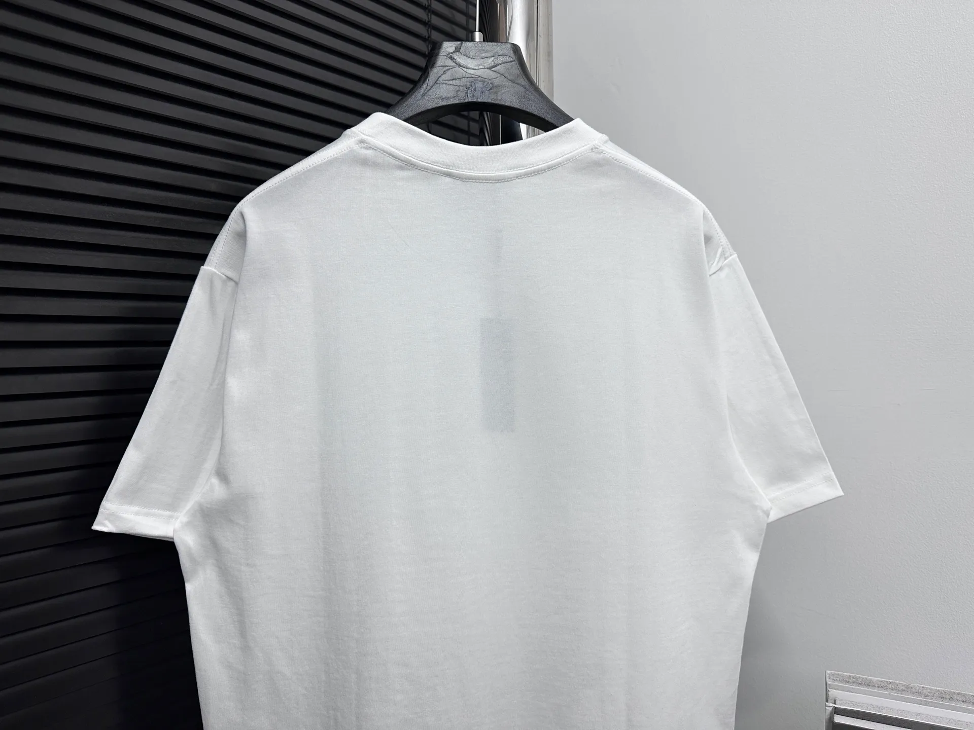 🅿️180 【ChaneL】Xiaoxiangfeng 25ss new round neck T-shirt. Pure cotton fabric, washed, soft and skin-friendly. The workmanship is meticulous, the thickness is moderate, the shape is simple and refined, independent and elegant. The same style for men and women, loose fit, fashionable and versatile for all ages. Color: Black White Size: S-XL