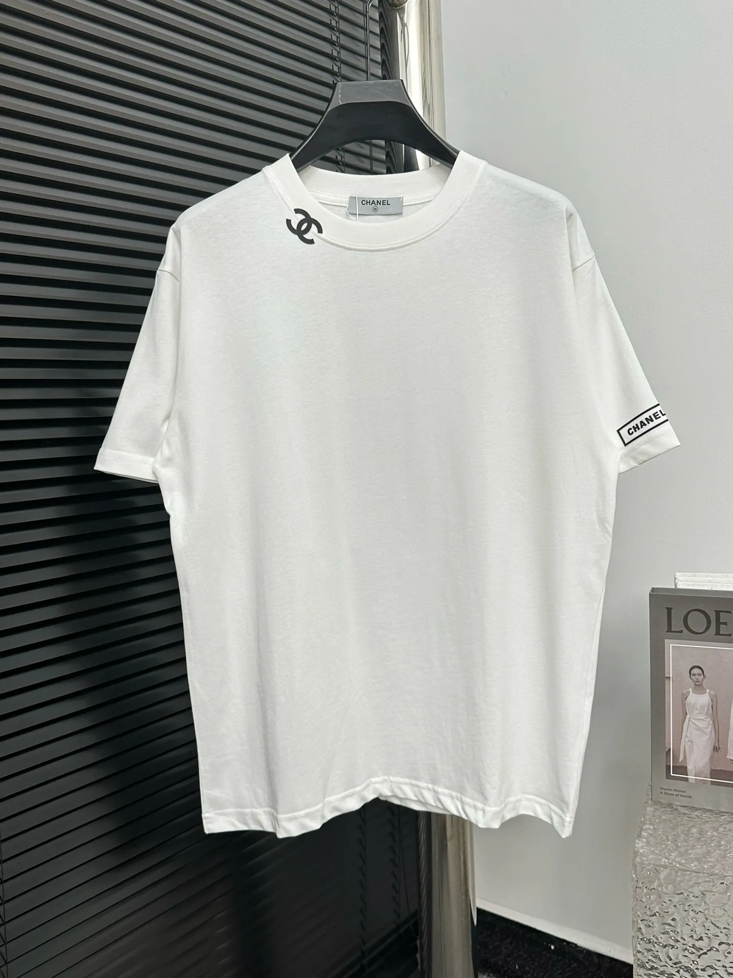 🅿️170 【ChaneL】Xiaoxiangfeng 25ss new round neck T-shirt. Pure cotton fabric, washed, soft and skin-friendly. The workmanship is meticulous, the thickness is moderate, the shape is simple and refined, independent and elegant. The same style for men and women, loose fit, fashionable and versatile for all ages. Color: Black White Size: XS-L