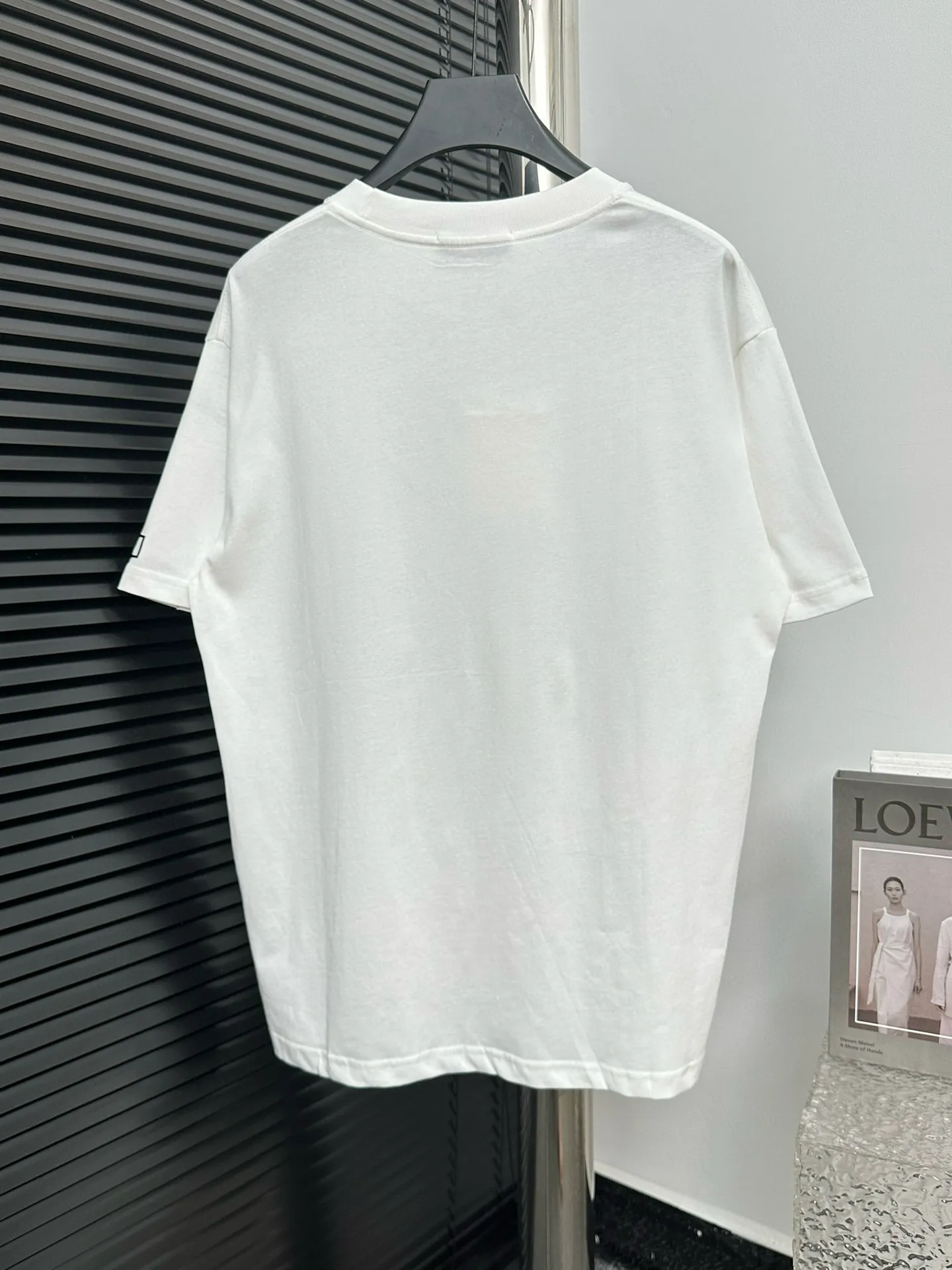🅿️170 【ChaneL】Xiaoxiangfeng 25ss new round neck T-shirt. Pure cotton fabric, washed, soft and skin-friendly. The workmanship is meticulous, the thickness is moderate, the shape is simple and refined, independent and elegant. The same style for men and women, loose fit, fashionable and versatile for all ages. Color: Black White Size: XS-L