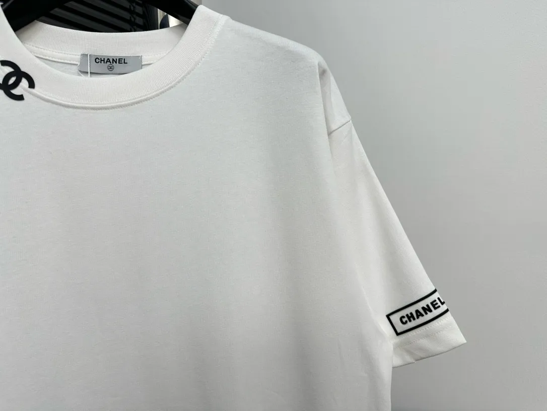🅿️170 【ChaneL】Xiaoxiangfeng 25ss new round neck T-shirt. Pure cotton fabric, washed, soft and skin-friendly. The workmanship is meticulous, the thickness is moderate, the shape is simple and refined, independent and elegant. The same style for men and women, loose fit, fashionable and versatile for all ages. Color: Black White Size: XS-L