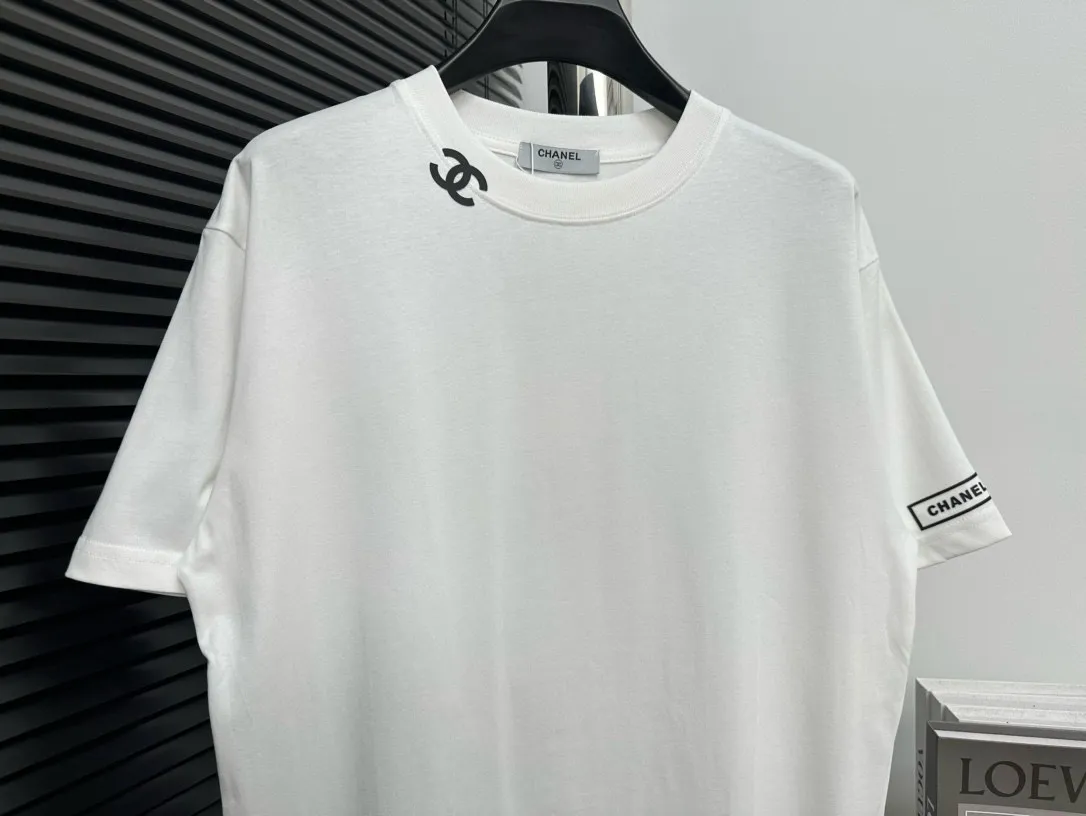 🅿️170 【ChaneL】Xiaoxiangfeng 25ss new round neck T-shirt. Pure cotton fabric, washed, soft and skin-friendly. The workmanship is meticulous, the thickness is moderate, the shape is simple and refined, independent and elegant. The same style for men and women, loose fit, fashionable and versatile for all ages. Color: Black White Size: XS-L