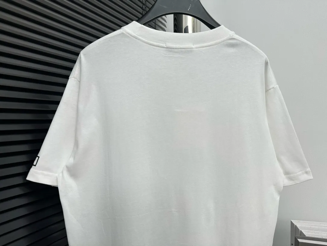 🅿️170 【ChaneL】Xiaoxiangfeng 25ss new round neck T-shirt. Pure cotton fabric, washed, soft and skin-friendly. The workmanship is meticulous, the thickness is moderate, the shape is simple and refined, independent and elegant. The same style for men and women, loose fit, fashionable and versatile for all ages. Color: Black White Size: XS-L