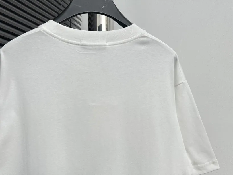 🅿️170 【ChaneL】Xiaoxiangfeng 25ss new round neck T-shirt. Pure cotton fabric, washed, soft and skin-friendly. The workmanship is meticulous, the thickness is moderate, the shape is simple and refined, independent and elegant. The same style for men and women, loose fit, fashionable and versatile for all ages. Color: Black White Size: XS-L