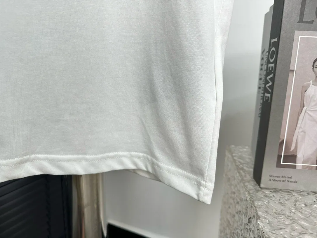 🅿️170 【ChaneL】Xiaoxiangfeng 25ss new round neck T-shirt. Pure cotton fabric, washed, soft and skin-friendly. The workmanship is meticulous, the thickness is moderate, the shape is simple and refined, independent and elegant. The same style for men and women, loose fit, fashionable and versatile for all ages. Color: Black White Size: XS-L