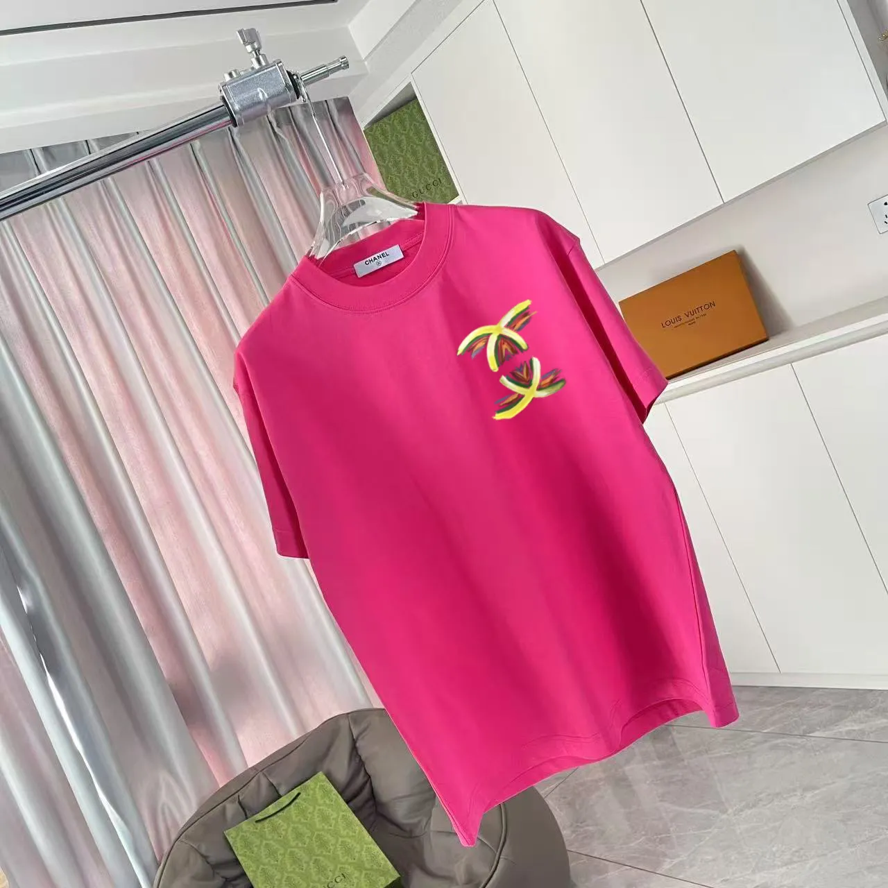 🅿️180 CHANEL 2025 spring and summer new style Double C letter logo printing short-sleeved T-shirt Customized fabric 300g Same style for men and women Size: S M L XL XXL five codes Color: black white pink rose red
