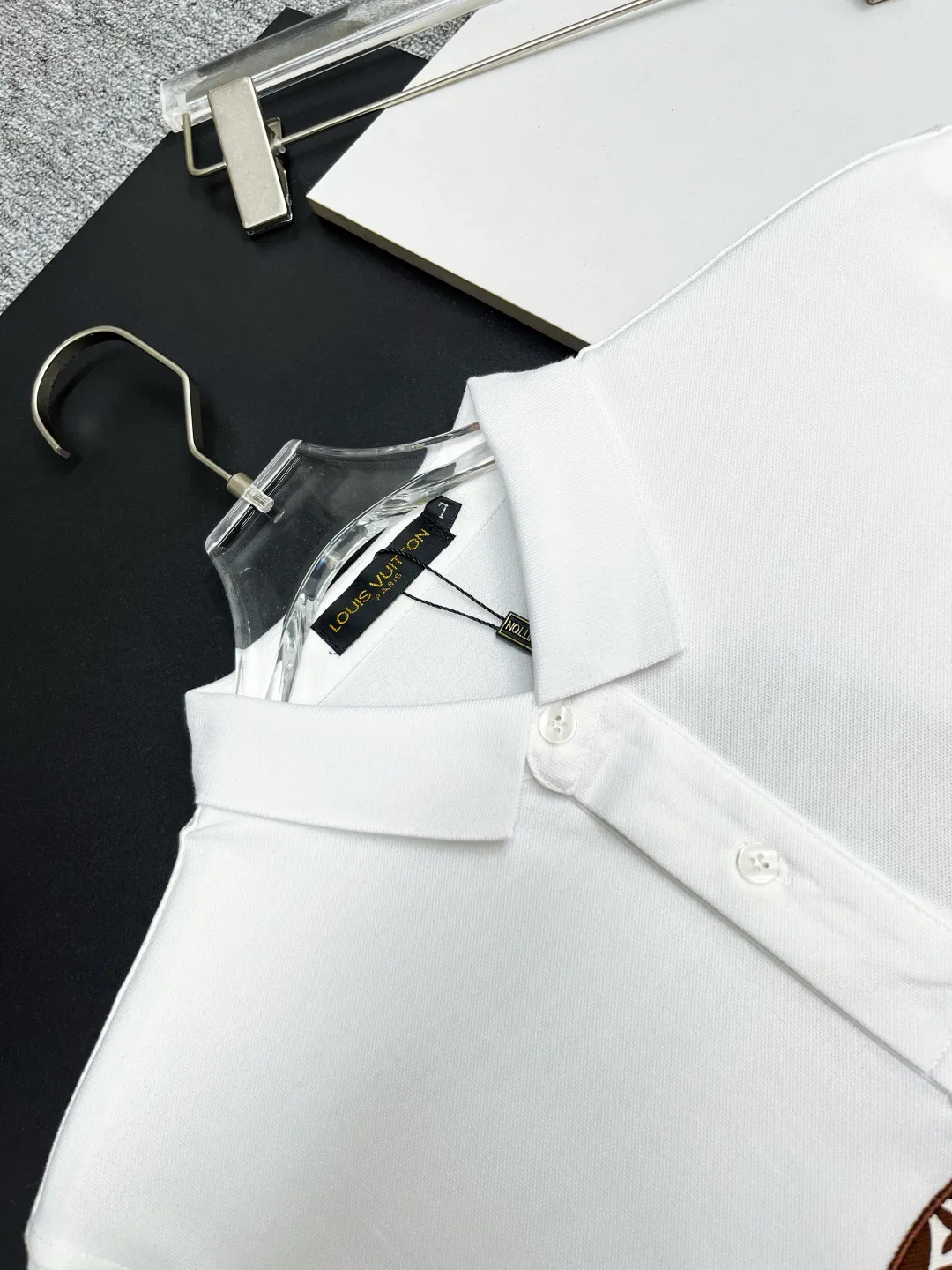 🅿️210 CHANEL&LV Chanel Louis Vuitton joint letter embroidered new Polo shirt Original fabric Original customized accessories Official same style Made of 210 grams of mercerized pique fabric, customized in the same vat dyed fabric It feels very comfortable and smooth The version is quite wide and stylish Produced by a first-line brand OEM factory Imported Behringer embroidery machine The embroidery is full and textured The ribs on the collar and mouth are woven with imported yarn and will not deform after long-term wear The latest spring and summer style, fashionable and personalized, super versatile and good-looking, very suitable for both men and women, a must-have style for everyone. Color: black, white, pink, size: M-XXXL