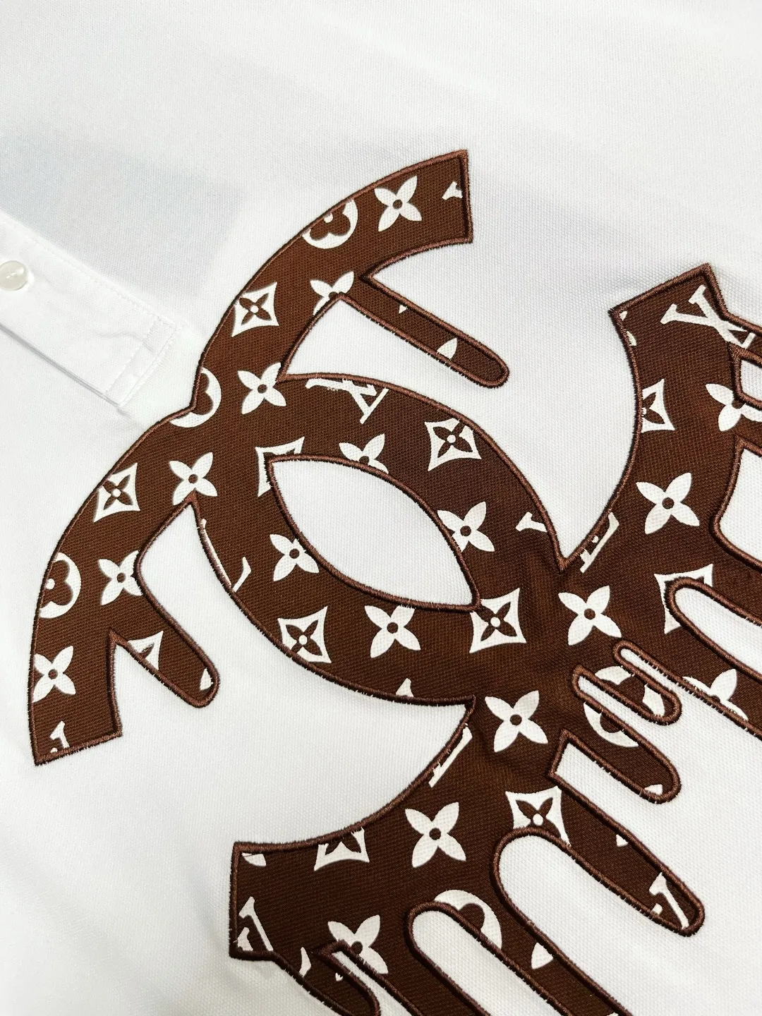 🅿️210 CHANEL&LV Chanel Louis Vuitton joint letter embroidered new Polo shirt Original fabric Original customized accessories Official same style Made of 210 grams of mercerized pique fabric, customized in the same vat dyed fabric It feels very comfortable and smooth The version is quite wide and stylish Produced by a first-line brand OEM factory Imported Behringer embroidery machine The embroidery is full and textured The ribs on the collar and mouth are woven with imported yarn and will not deform after long-term wear The latest spring and summer style, fashionable and personalized, super versatile and good-looking, very suitable for both men and women, a must-have style for everyone. Color: black, white, pink, size: M-XXXL