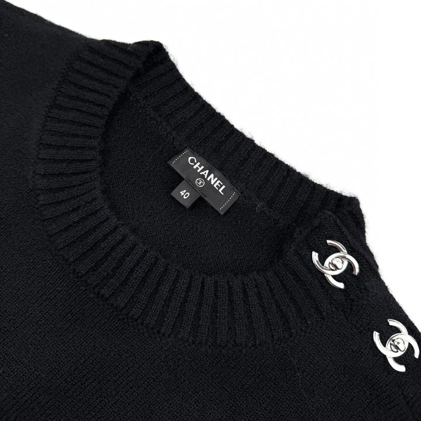 🅿️500 [Exclusive supply] Chanel schoolbag button crew neck sweater (black) The fabric is made of custom-woven floral velvet with wool fabric. It has a natural luster and is soft and skin-friendly. It is based on deep black. It is not noisy but has its own light. The shoulders are cleverly integrated into the iconic Chanel schoolbag button design. It is like a smart musical note. It injects a luxurious soul into the simple silhouette. It fits the body lines with a lazy yet elegant posture. It is more calm and restrained under the black rendering. It forms an elegant scenery by itself, using three-dimensional seams. It uses specific sewing methods at the seams to make clothes more three-dimensional and fit the body. The workmanship is cumbersome and complex, and manual sewing machines are required to start and nail the buttons. Precisely start the needle at the starting point of the buttons. Use high-quality needle threads and special sewing machines to sew at a constant speed along the preset path to maintain uniform strength. Ensure beautiful seams, and soften and deodorize the garments through washing. The clothes are deeply cleaned and deodorized through professional washing equipment and specific detergents. Improves the feel and appearance of clothing. Size:38-40-42-44-46