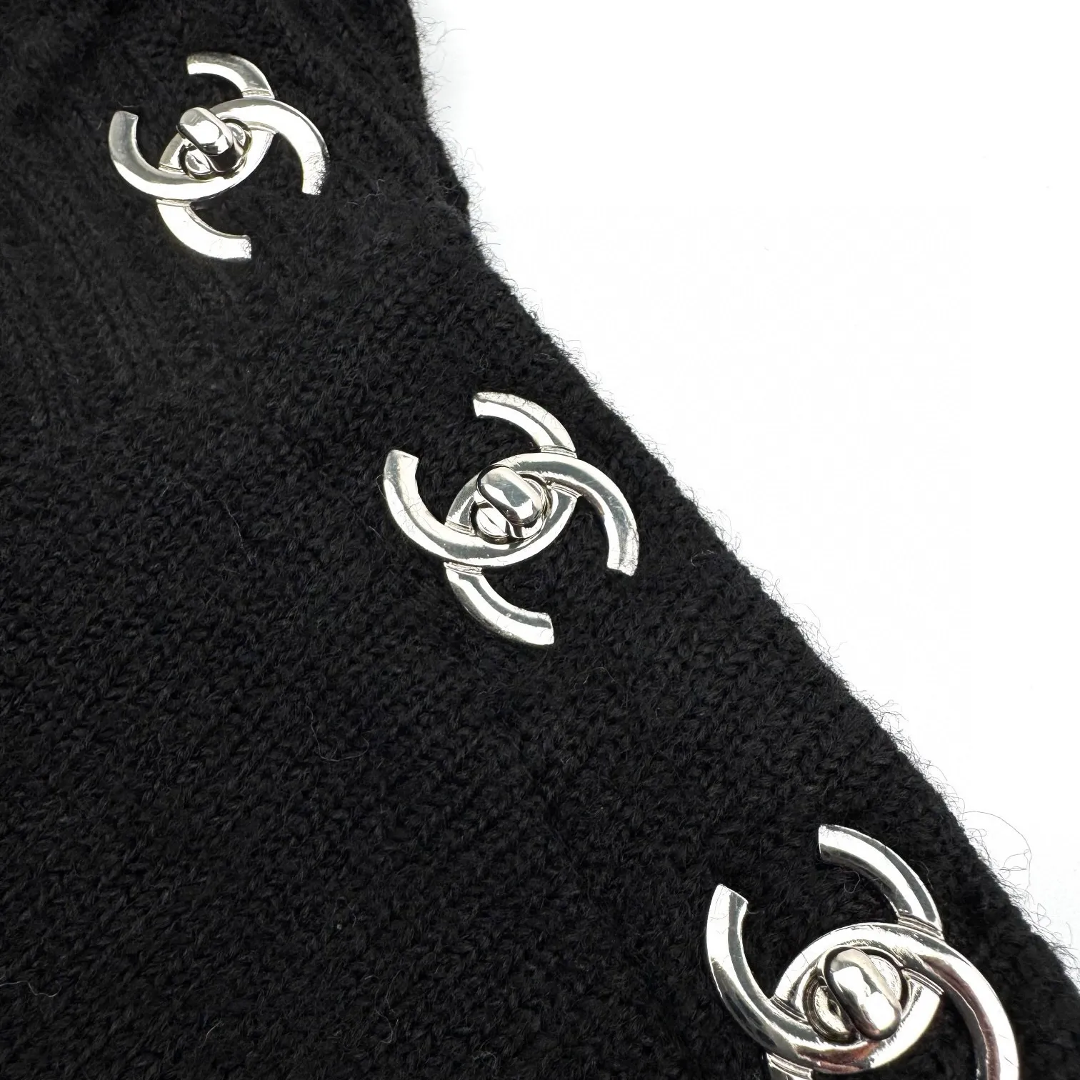 🅿️500 [Exclusive supply] Chanel schoolbag button crew neck sweater (black) The fabric is made of custom-woven floral velvet with wool fabric. It has a natural luster and is soft and skin-friendly. It is based on deep black. It is not noisy but has its own light. The shoulders are cleverly integrated into the iconic Chanel schoolbag button design. It is like a smart musical note. It injects a luxurious soul into the simple silhouette. It fits the body lines with a lazy yet elegant posture. It is more calm and restrained under the black rendering. It forms an elegant scenery by itself, using three-dimensional seams. It uses specific sewing methods at the seams to make clothes more three-dimensional and fit the body. The workmanship is cumbersome and complex, and manual sewing machines are required to start and nail the buttons. Precisely start the needle at the starting point of the buttons. Use high-quality needle threads and special sewing machines to sew at a constant speed along the preset path to maintain uniform strength. Ensure beautiful seams, and soften and deodorize the garments through washing. The clothes are deeply cleaned and deodorized through professional washing equipment and specific detergents. Improves the feel and appearance of clothing. Size:38-40-42-44-46