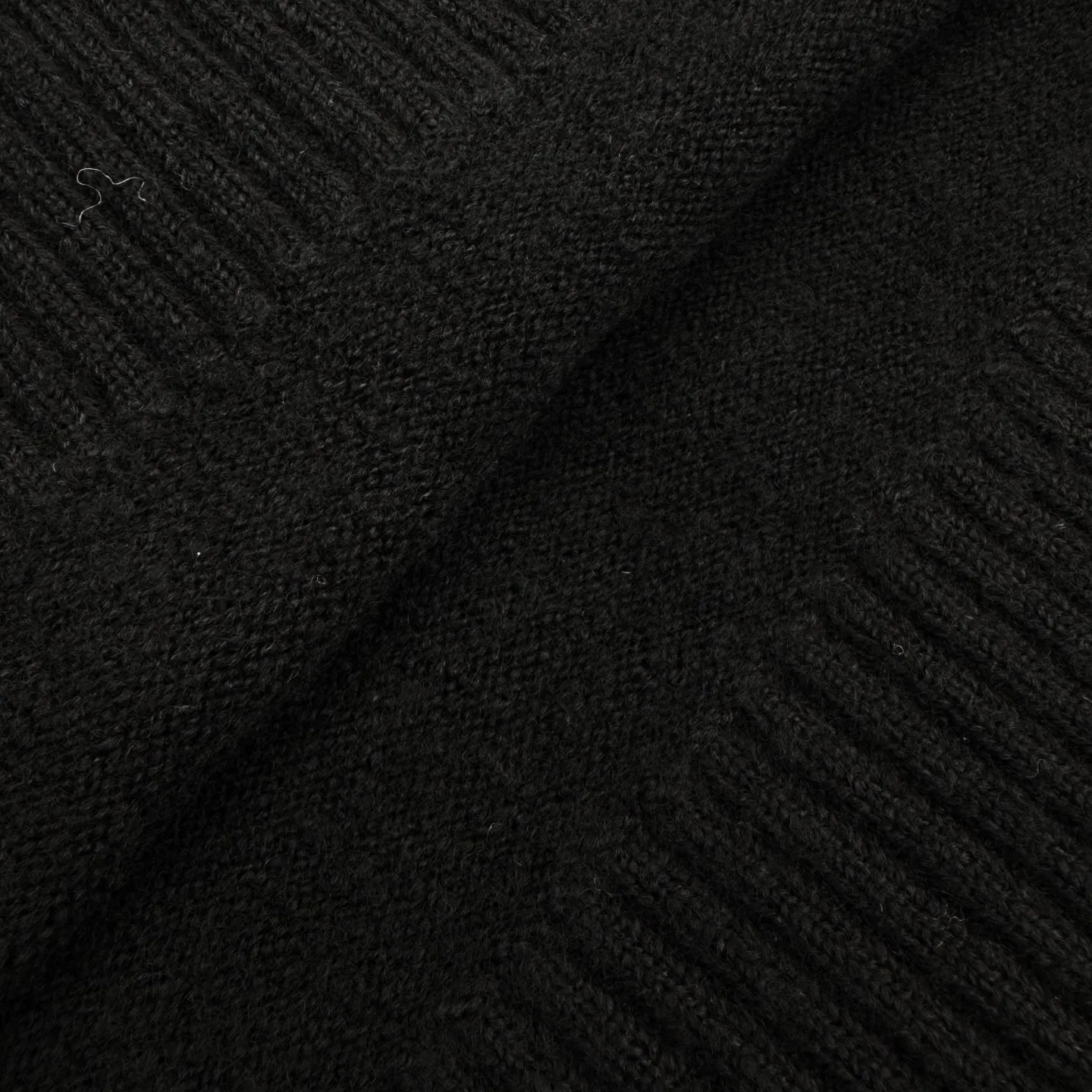 🅿️500 [Exclusive supply] Chanel schoolbag button crew neck sweater (black) The fabric is made of custom-woven floral velvet with wool fabric. It has a natural luster and is soft and skin-friendly. It is based on deep black. It is not noisy but has its own light. The shoulders are cleverly integrated into the iconic Chanel schoolbag button design. It is like a smart musical note. It injects a luxurious soul into the simple silhouette. It fits the body lines with a lazy yet elegant posture. It is more calm and restrained under the black rendering. It forms an elegant scenery by itself, using three-dimensional seams. It uses specific sewing methods at the seams to make clothes more three-dimensional and fit the body. The workmanship is cumbersome and complex, and manual sewing machines are required to start and nail the buttons. Precisely start the needle at the starting point of the buttons. Use high-quality needle threads and special sewing machines to sew at a constant speed along the preset path to maintain uniform strength. Ensure beautiful seams, and soften and deodorize the garments through washing. The clothes are deeply cleaned and deodorized through professional washing equipment and specific detergents. Improves the feel and appearance of clothing. Size:38-40-42-44-46