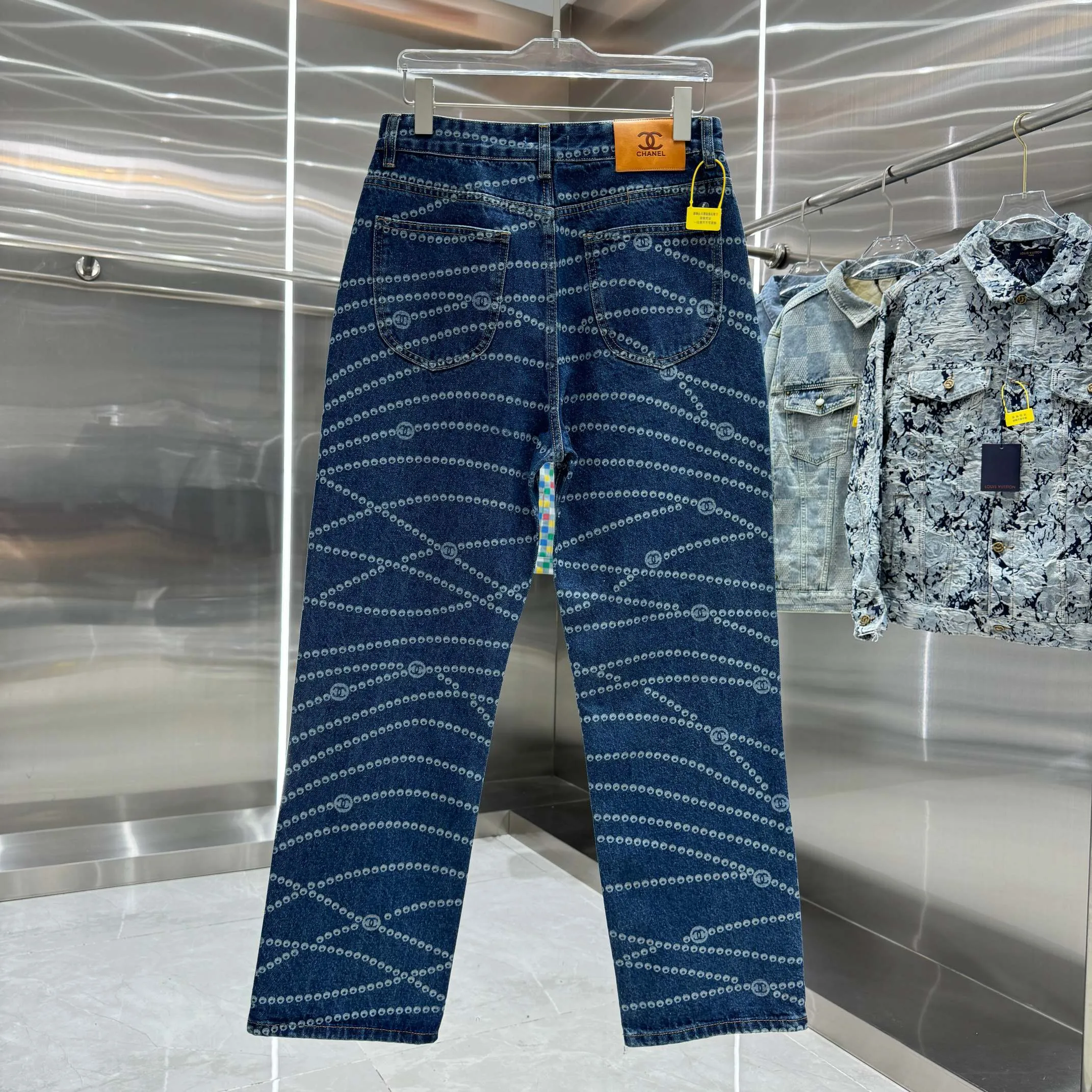 🅿️250 [New model on the shelves] 𝐂𝐇𝐀𝐍𝐄L 2025 spring and summer new jeans, Xiaoxiang trendy double C laser burning process! Original development of custom fabrics! A must-have item for Bai Fumei. The slimming artifact looks great on your upper body! Original customized high-weave organic cotton denim with soft and delicate texture! The nostalgic retro wash has a fashionable and high-end tone! The original customized perfect trousers make the upper body look slimmer! The quality of workmanship depends on the details. Color Blue Size: 28 30 32 34 36