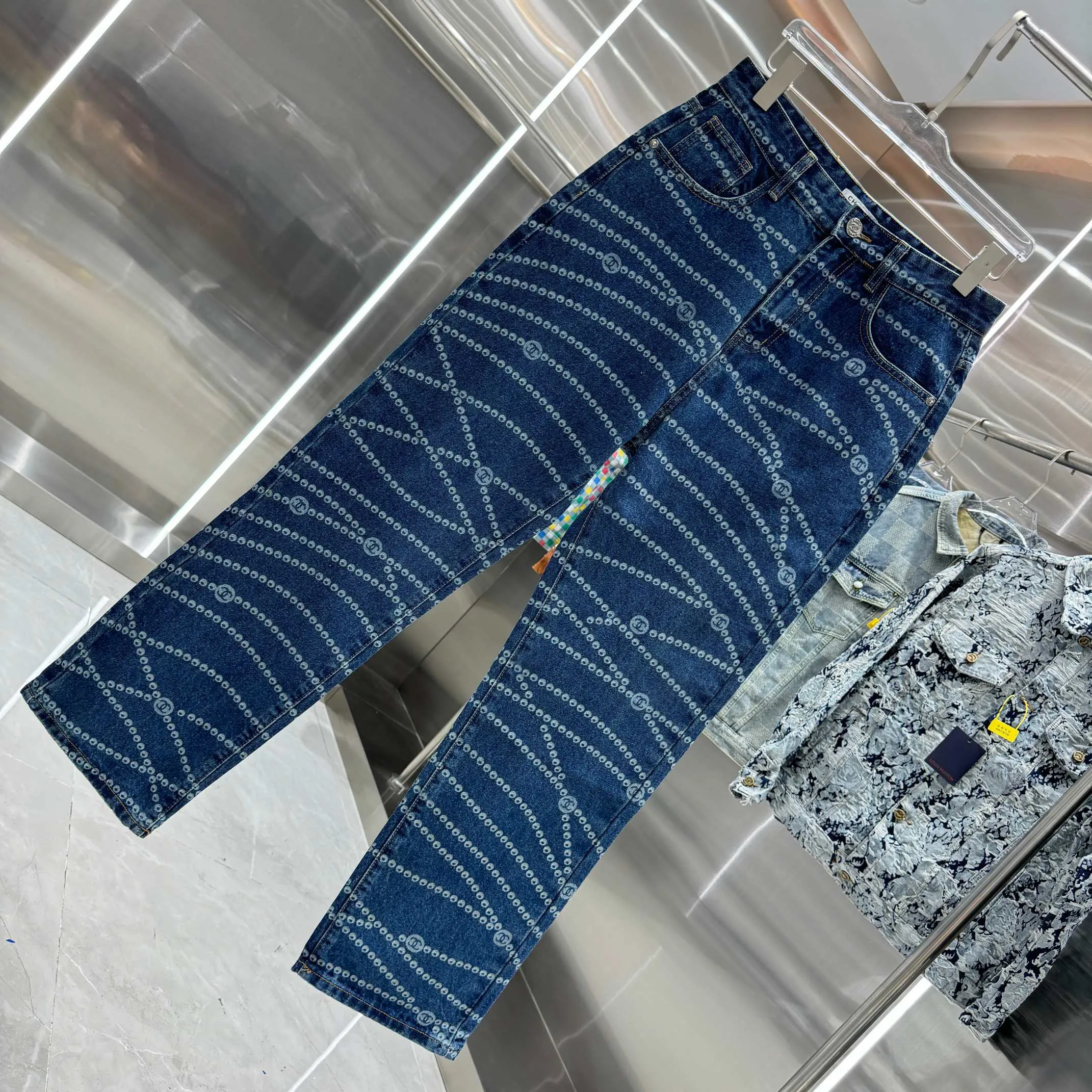 🅿️250 [New model on the shelves] 𝐂𝐇𝐀𝐍𝐄L 2025 spring and summer new jeans, Xiaoxiang trendy double C laser burning process! Original development of custom fabrics! A must-have item for Bai Fumei. The slimming artifact looks great on your upper body! Original customized high-weave organic cotton denim with soft and delicate texture! The nostalgic retro wash has a fashionable and high-end tone! The original customized perfect trousers make the upper body look slimmer! The quality of workmanship depends on the details. Color Blue Size: 28 30 32 34 36