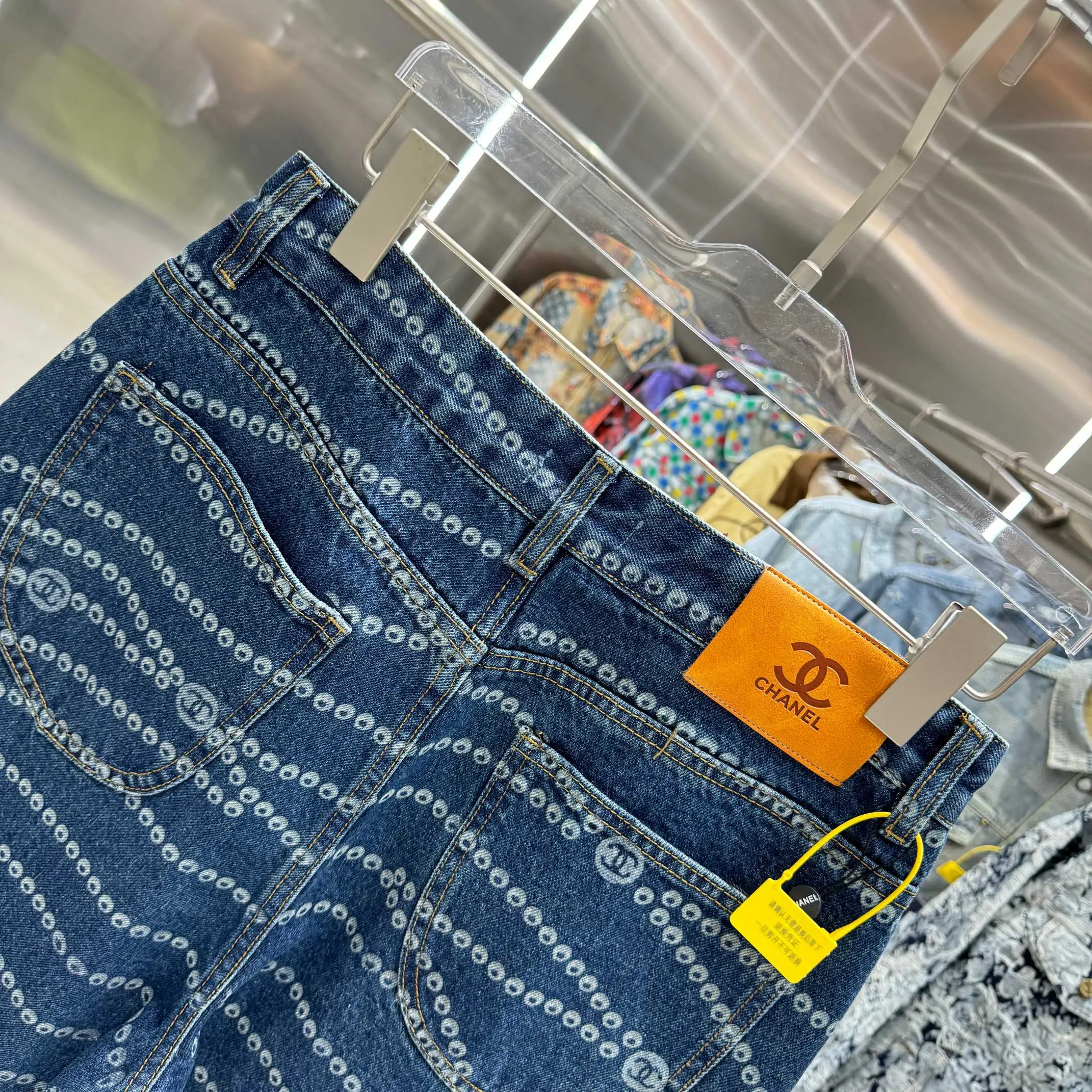 🅿️250 [New model on the shelves] 𝐂𝐇𝐀𝐍𝐄L 2025 spring and summer new jeans, Xiaoxiang trendy double C laser burning process! Original development of custom fabrics! A must-have item for Bai Fumei. The slimming artifact looks great on your upper body! Original customized high-weave organic cotton denim with soft and delicate texture! The nostalgic retro wash has a fashionable and high-end tone! The original customized perfect trousers make the upper body look slimmer! The quality of workmanship depends on the details. Color Blue Size: 28 30 32 34 36