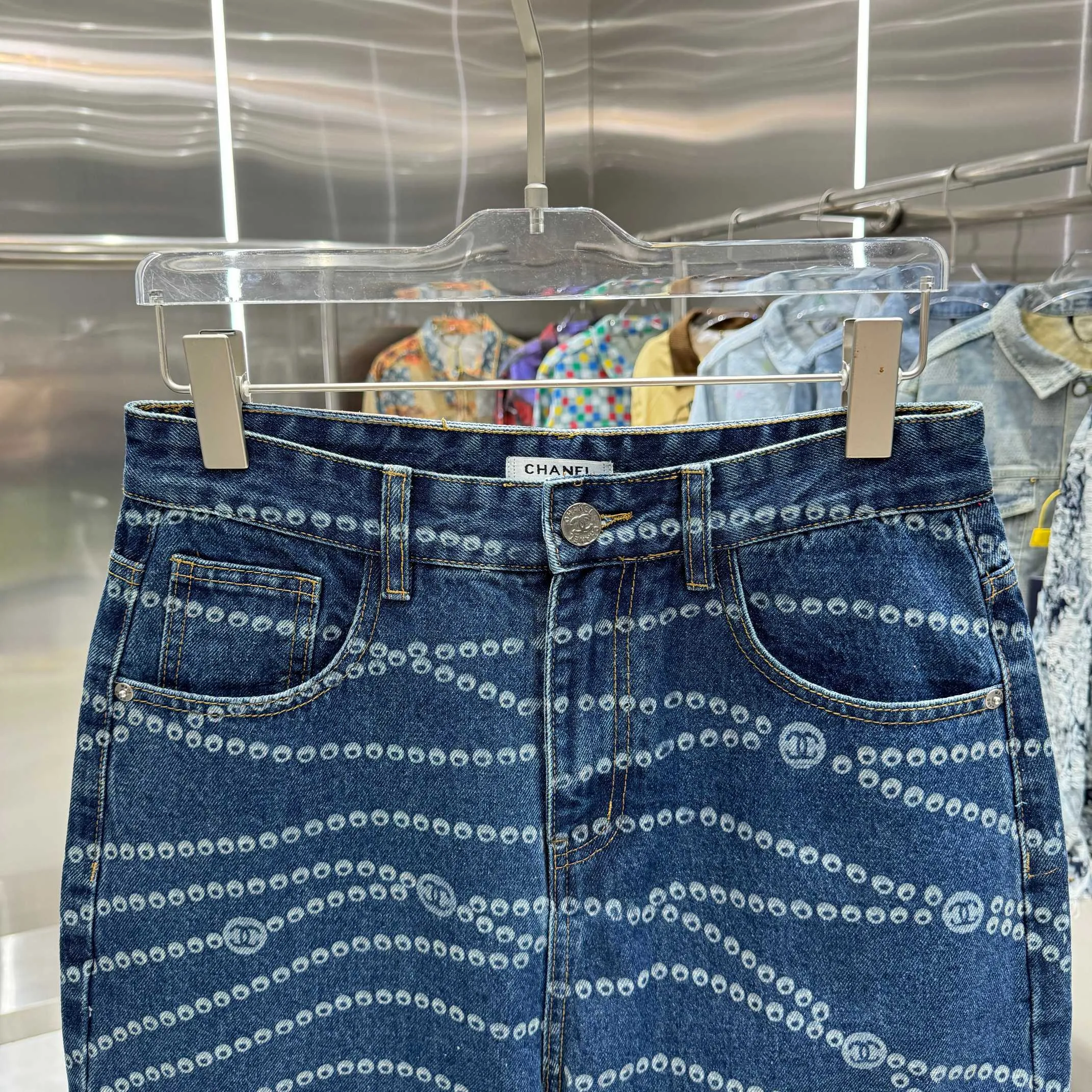 🅿️250 [New model on the shelves] 𝐂𝐇𝐀𝐍𝐄L 2025 spring and summer new jeans, Xiaoxiang trendy double C laser burning process! Original development of custom fabrics! A must-have item for Bai Fumei. The slimming artifact looks great on your upper body! Original customized high-weave organic cotton denim with soft and delicate texture! The nostalgic retro wash has a fashionable and high-end tone! The original customized perfect trousers make the upper body look slimmer! The quality of workmanship depends on the details. Color Blue Size: 28 30 32 34 36