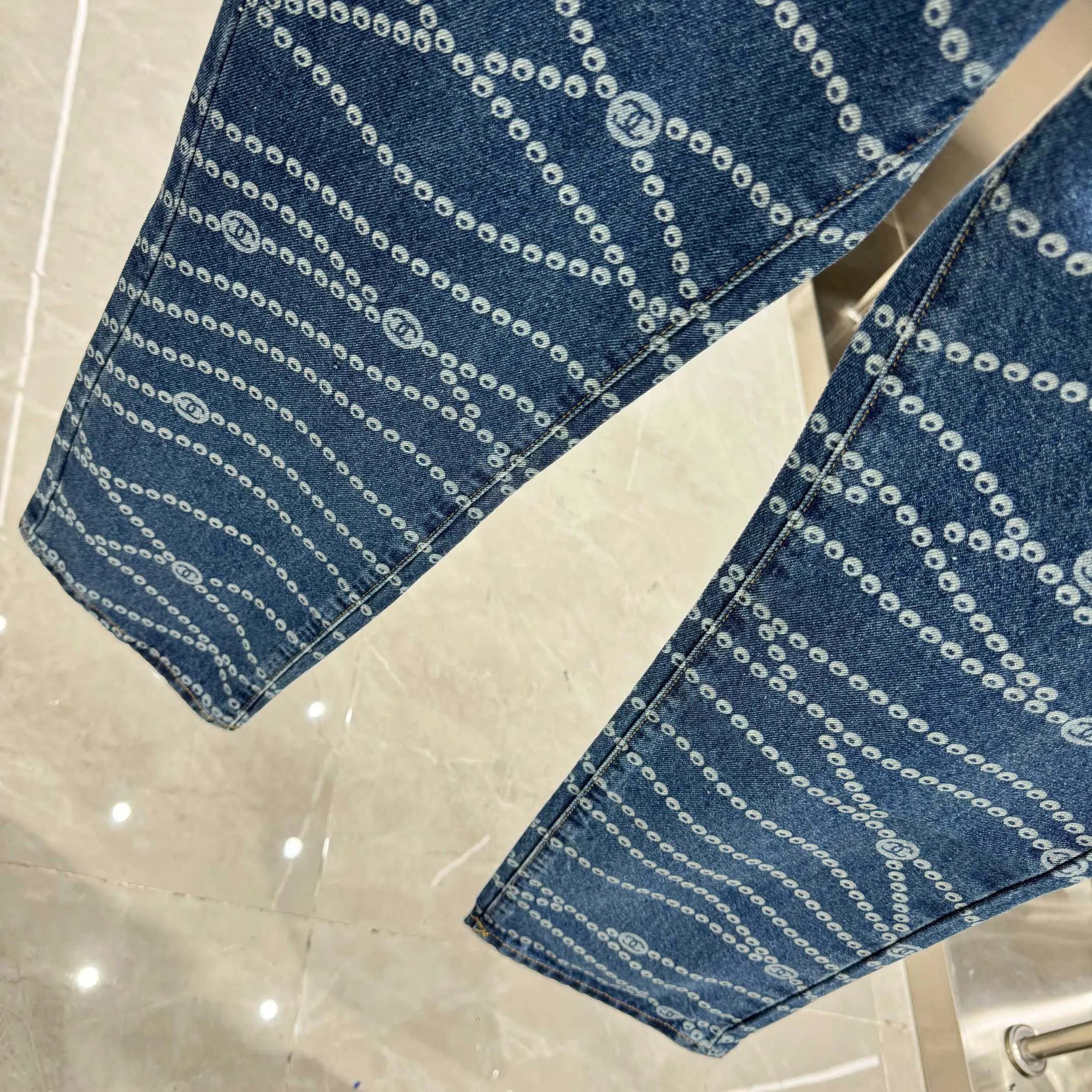 🅿️250 [New model on the shelves] 𝐂𝐇𝐀𝐍𝐄L 2025 spring and summer new jeans, Xiaoxiang trendy double C laser burning process! Original development of custom fabrics! A must-have item for Bai Fumei. The slimming artifact looks great on your upper body! Original customized high-weave organic cotton denim with soft and delicate texture! The nostalgic retro wash has a fashionable and high-end tone! The original customized perfect trousers make the upper body look slimmer! The quality of workmanship depends on the details. Color Blue Size: 28 30 32 34 36