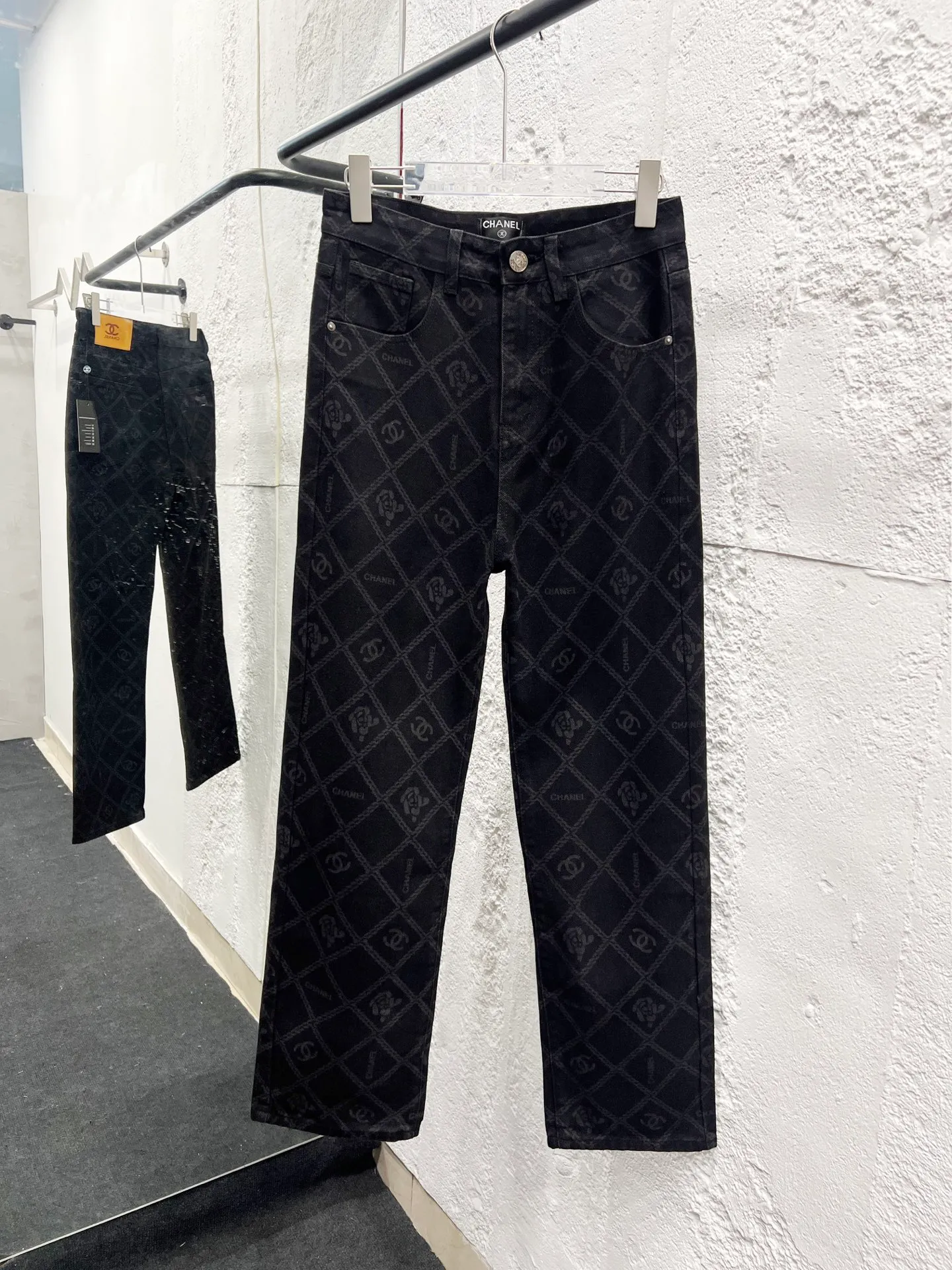 🅿️260 Style number: 898 CHANEL & Chanel CH classic cross-chain camellia logo jeans ⚠Original purchase and development version technology to produce high version. Made of washed denim fabric. Special washing process. Tie-dye step. Washed many times to make the denim evenly distressed. The distressing process is flawless. The process is very cumbersome. Each paving material has the brand logo. Three labels are complete. Color: black Size: M L Xl XXL