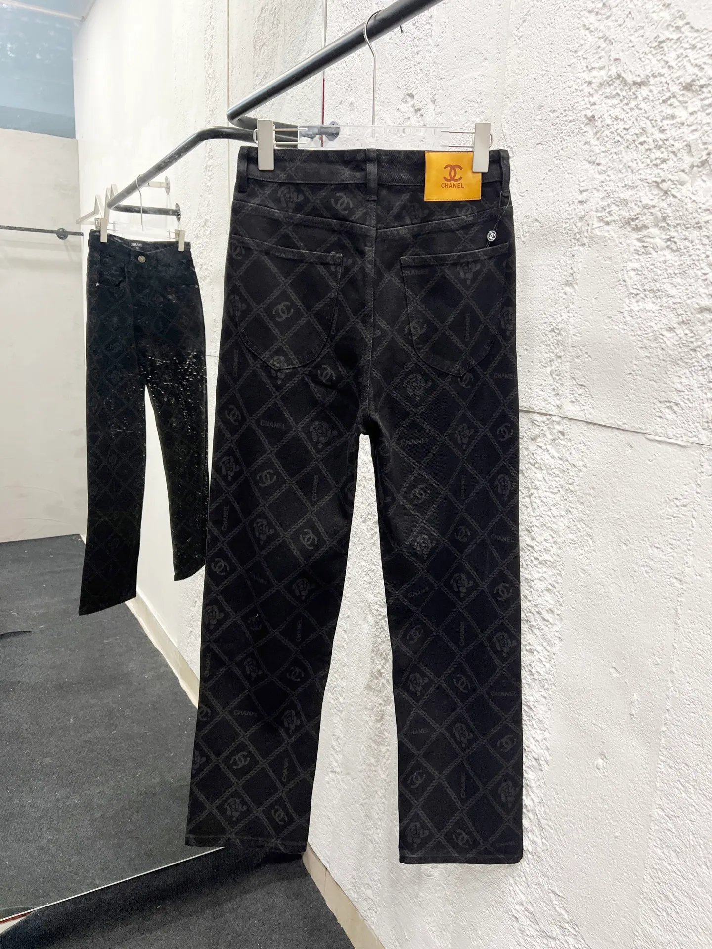 🅿️260 Style number: 898 CHANEL & Chanel CH classic cross-chain camellia logo jeans ⚠Original purchase and development version technology to produce high version. Made of washed denim fabric. Special washing process. Tie-dye step. Washed many times to make the denim evenly distressed. The distressing process is flawless. The process is very cumbersome. Each paving material has the brand logo. Three labels are complete. Color: black Size: M L Xl XXL