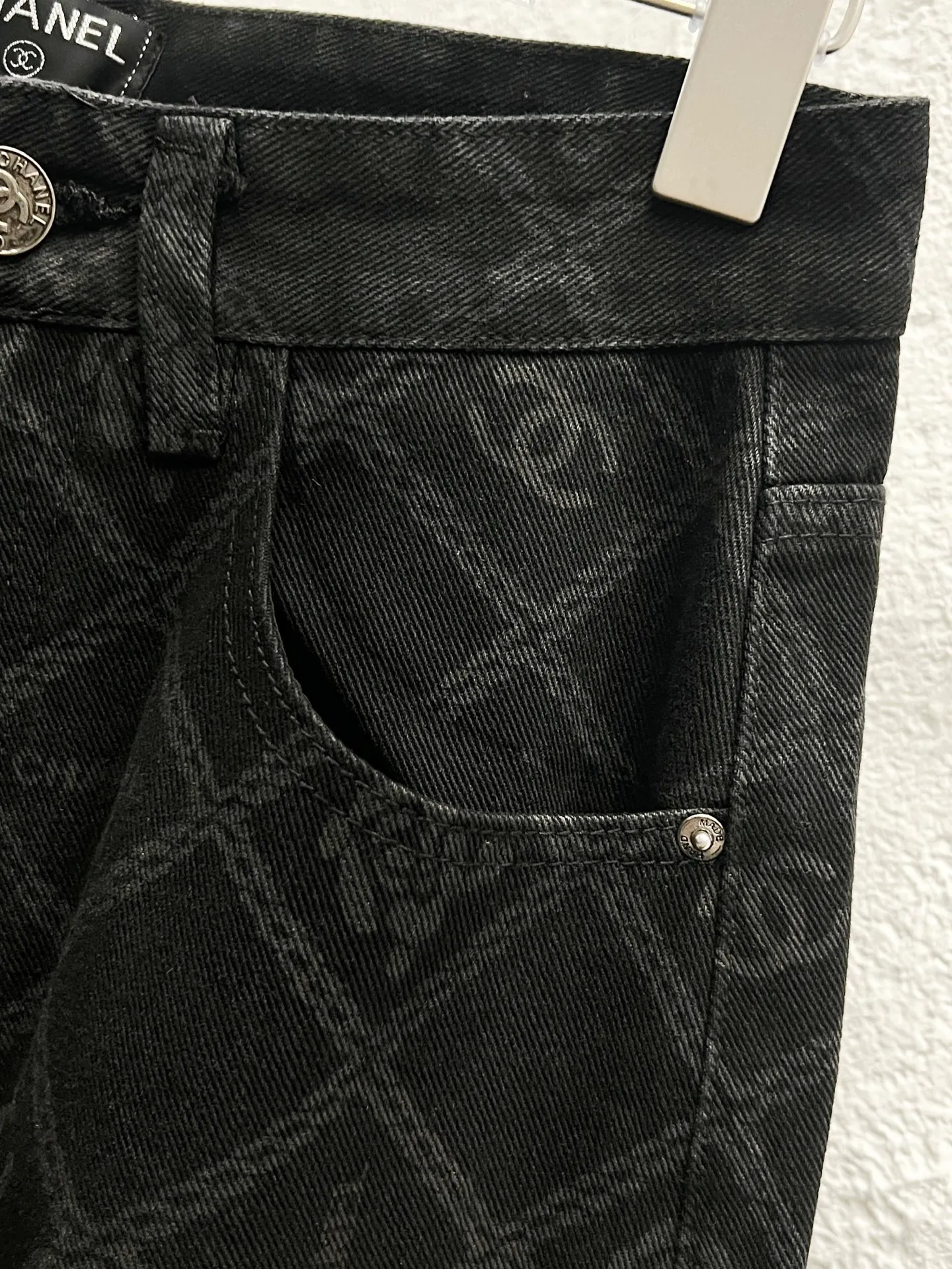 🅿️260 Style number: 898 CHANEL & Chanel CH classic cross-chain camellia logo jeans ⚠Original purchase and development version technology to produce high version. Made of washed denim fabric. Special washing process. Tie-dye step. Washed many times to make the denim evenly distressed. The distressing process is flawless. The process is very cumbersome. Each paving material has the brand logo. Three labels are complete. Color: black Size: M L Xl XXL
