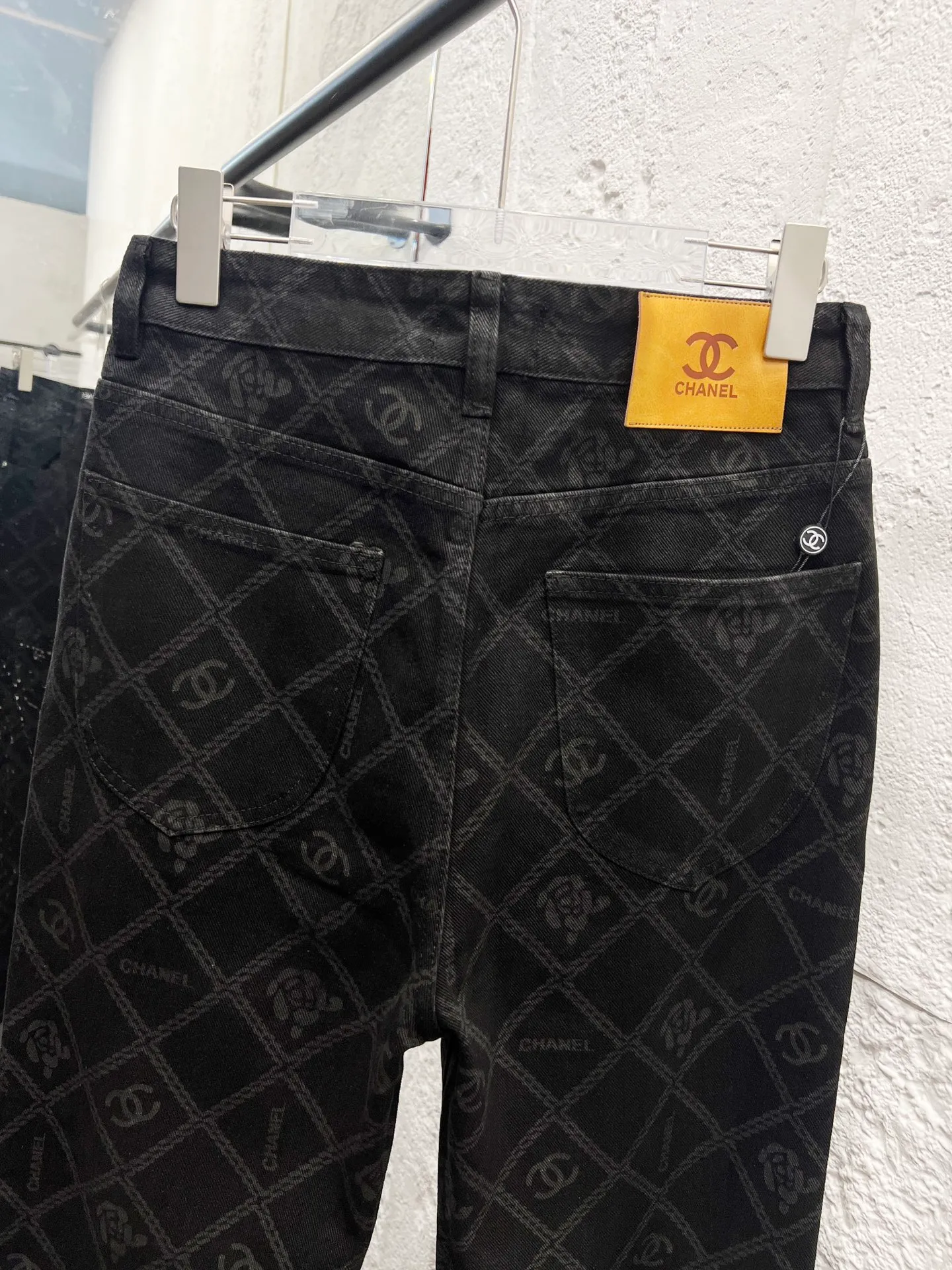 🅿️260 Style number: 898 CHANEL & Chanel CH classic cross-chain camellia logo jeans ⚠Original purchase and development version technology to produce high version. Made of washed denim fabric. Special washing process. Tie-dye step. Washed many times to make the denim evenly distressed. The distressing process is flawless. The process is very cumbersome. Each paving material has the brand logo. Three labels are complete. Color: black Size: M L Xl XXL
