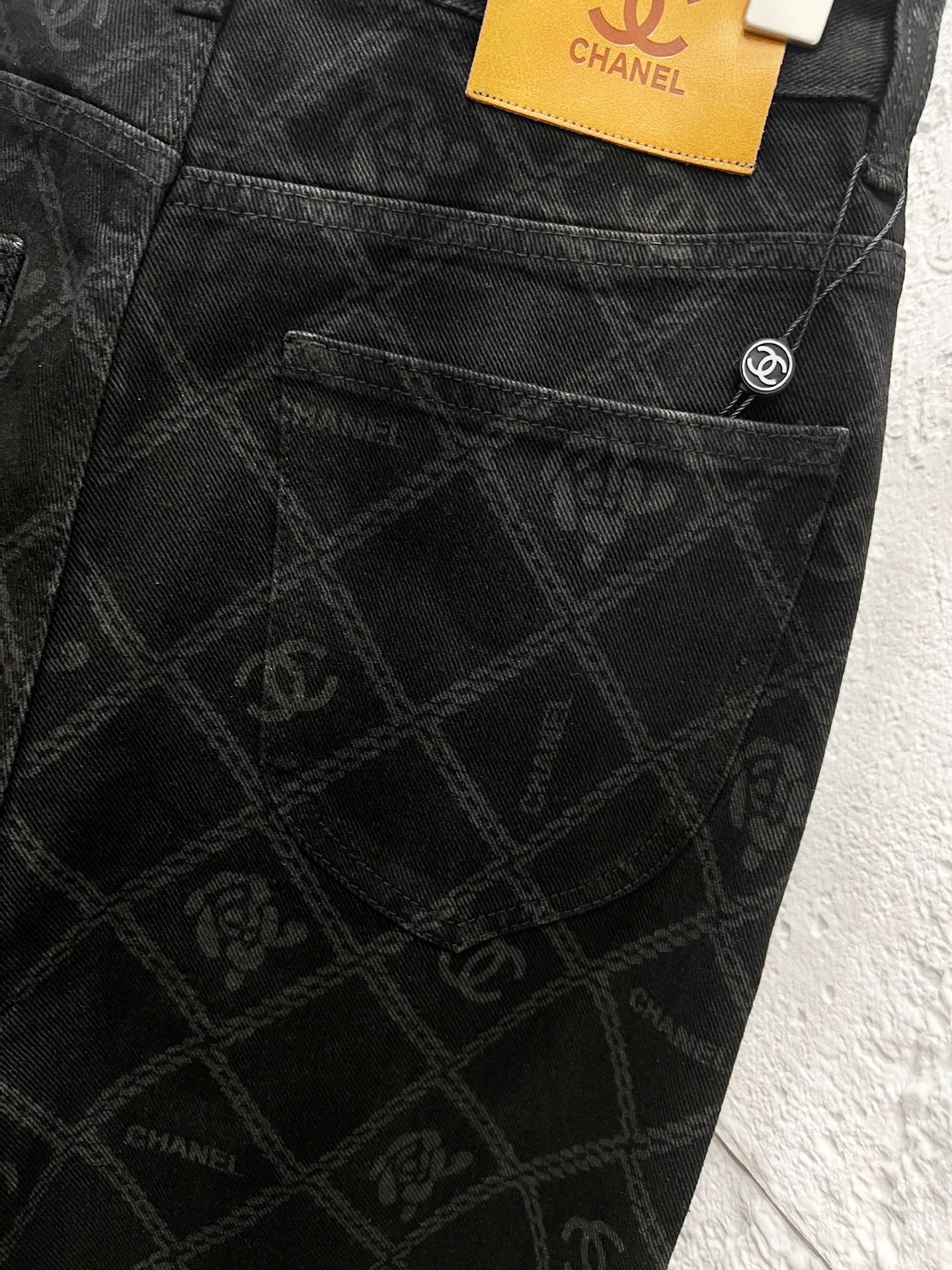 🅿️260 Style number: 898 CHANEL & Chanel CH classic cross-chain camellia logo jeans ⚠Original purchase and development version technology to produce high version. Made of washed denim fabric. Special washing process. Tie-dye step. Washed many times to make the denim evenly distressed. The distressing process is flawless. The process is very cumbersome. Each paving material has the brand logo. Three labels are complete. Color: black Size: M L Xl XXL