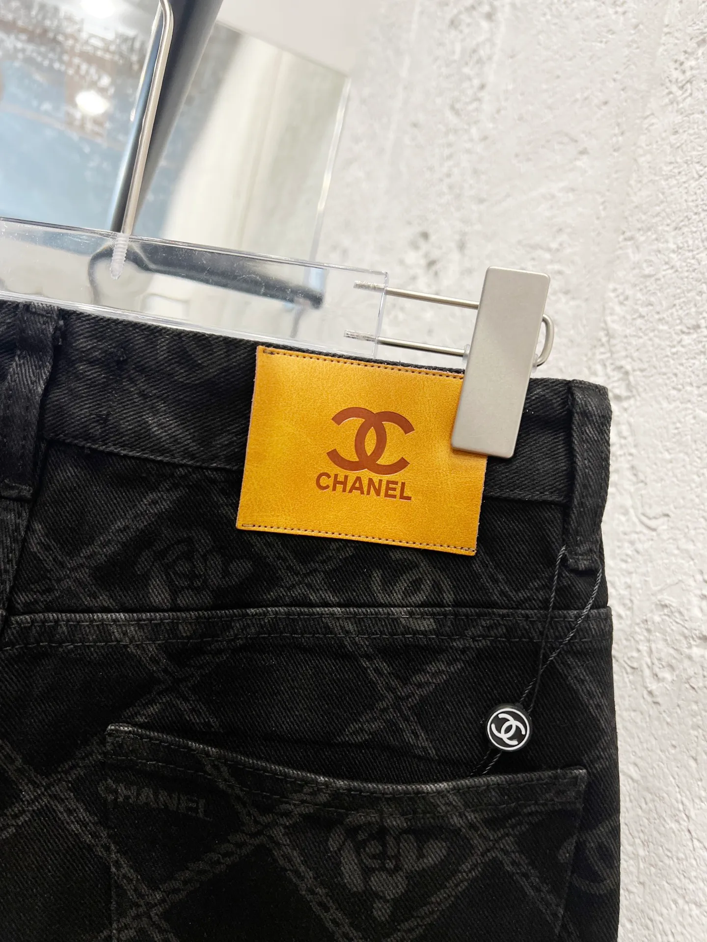 🅿️260 Style number: 898 CHANEL & Chanel CH classic cross-chain camellia logo jeans ⚠Original purchase and development version technology to produce high version. Made of washed denim fabric. Special washing process. Tie-dye step. Washed many times to make the denim evenly distressed. The distressing process is flawless. The process is very cumbersome. Each paving material has the brand logo. Three labels are complete. Color: black Size: M L Xl XXL