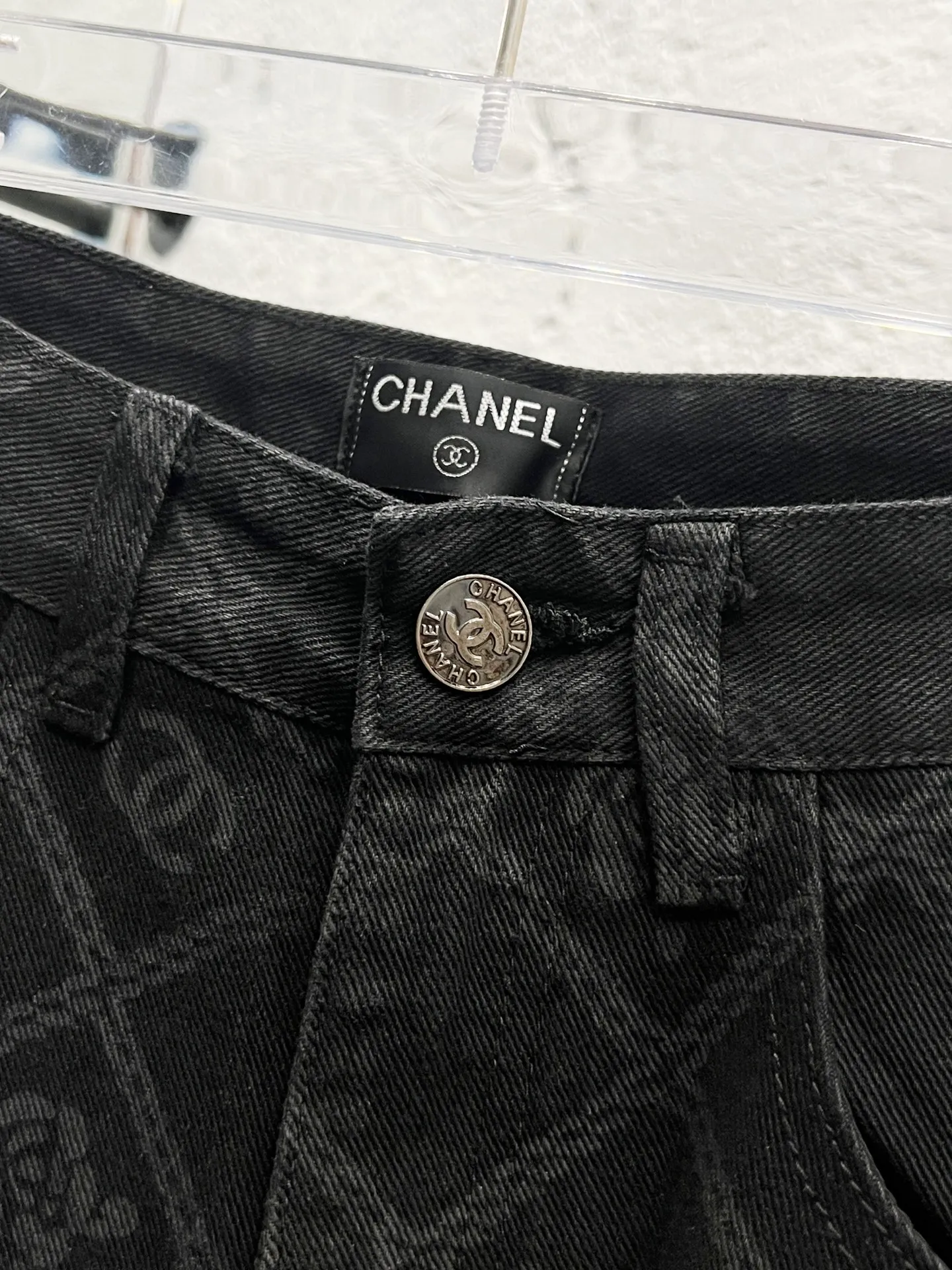 🅿️260 Style number: 898 CHANEL & Chanel CH classic cross-chain camellia logo jeans ⚠Original purchase and development version technology to produce high version. Made of washed denim fabric. Special washing process. Tie-dye step. Washed many times to make the denim evenly distressed. The distressing process is flawless. The process is very cumbersome. Each paving material has the brand logo. Three labels are complete. Color: black Size: M L Xl XXL