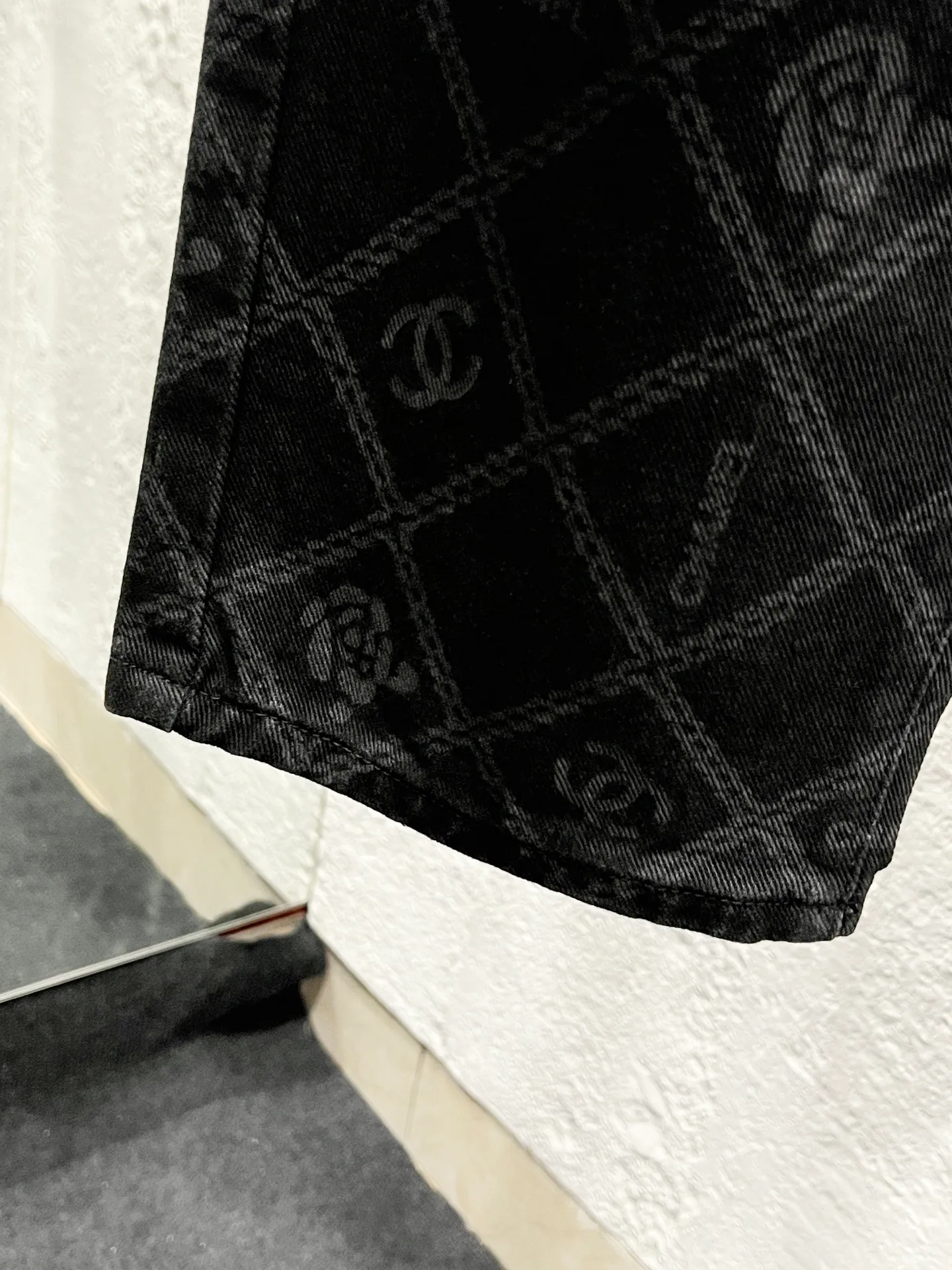 🅿️260 Style number: 898 CHANEL & Chanel CH classic cross-chain camellia logo jeans ⚠Original purchase and development version technology to produce high version. Made of washed denim fabric. Special washing process. Tie-dye step. Washed many times to make the denim evenly distressed. The distressing process is flawless. The process is very cumbersome. Each paving material has the brand logo. Three labels are complete. Color: black Size: M L Xl XXL